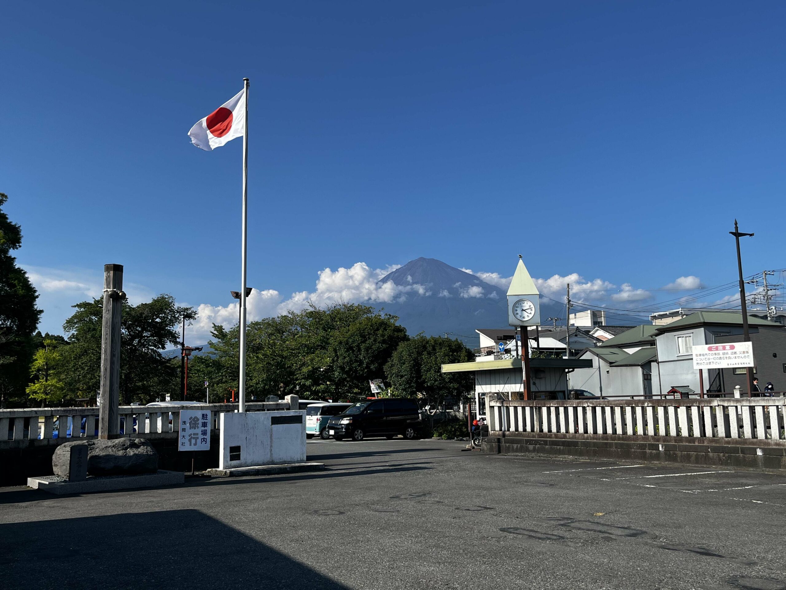 富士山本宮淺間大社可以看到超大富士山，很難相信自己剛剛才從這麼大的山的山頂下來。