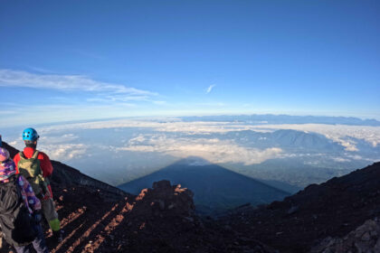 2023爬富士山全記錄(下):御來光 & 山頂巡禮,看遍山頂景點|日本旅遊・山景 6 富士山頂看到的富士山的影子