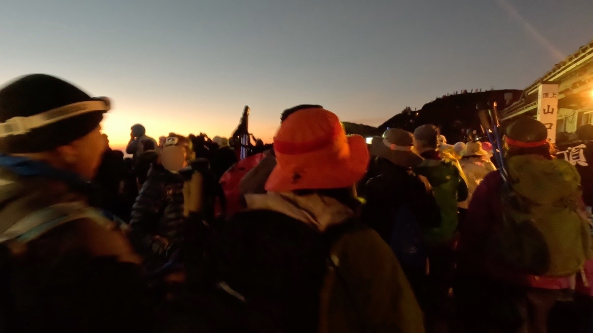 等待富士山日出的人潮