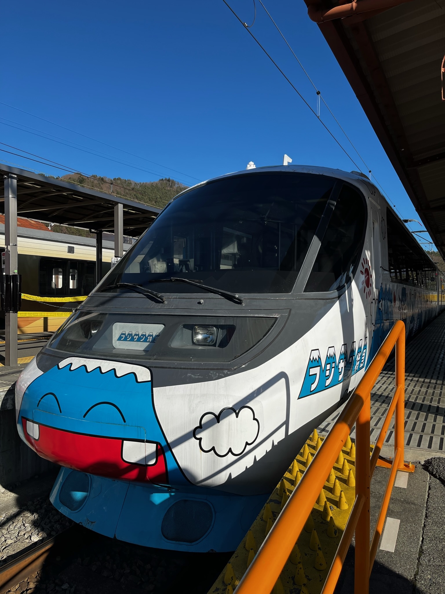 富士特快車身是各種小孩子畫的富士山，超可愛