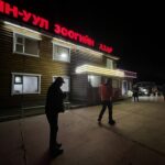 前往木倫的第一個休息站，有販賣部另一側的建築物是餐廳