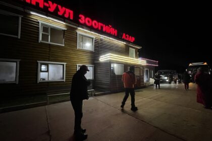 Day 0 - 從烏蘭巴托到木倫可以網路訂車票!巴士車程12小時與人生第一次的旱廁體驗 | 蒙古馴鹿部落半自助 8 前往木倫的第一個休息站,有販賣部另一側的建築物是餐廳