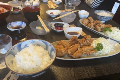 10天4訪的魔力:從米之娘豚丼到海鮮丼到花生冰淇淋,什麼都好吃的丼飯店「肴や太郎」|2024山形縣金山町微住 9 「肴や太郎」的油淋鶏丼