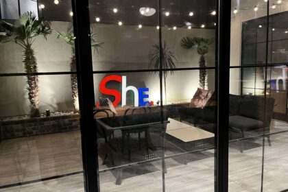 日本大阪住宿推薦:HOTEL SHE OSAKA,配備黑膠唱片機!距離環球影城15分鐘車程 9 一樓中庭露天座位