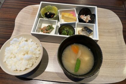 東京住宿推薦:VIA INN 新宿,CP值爆表的4個理由是?位置方便、早餐好吃,價格又漂亮,會員訂房更多優待! 10 早餐的和食選項