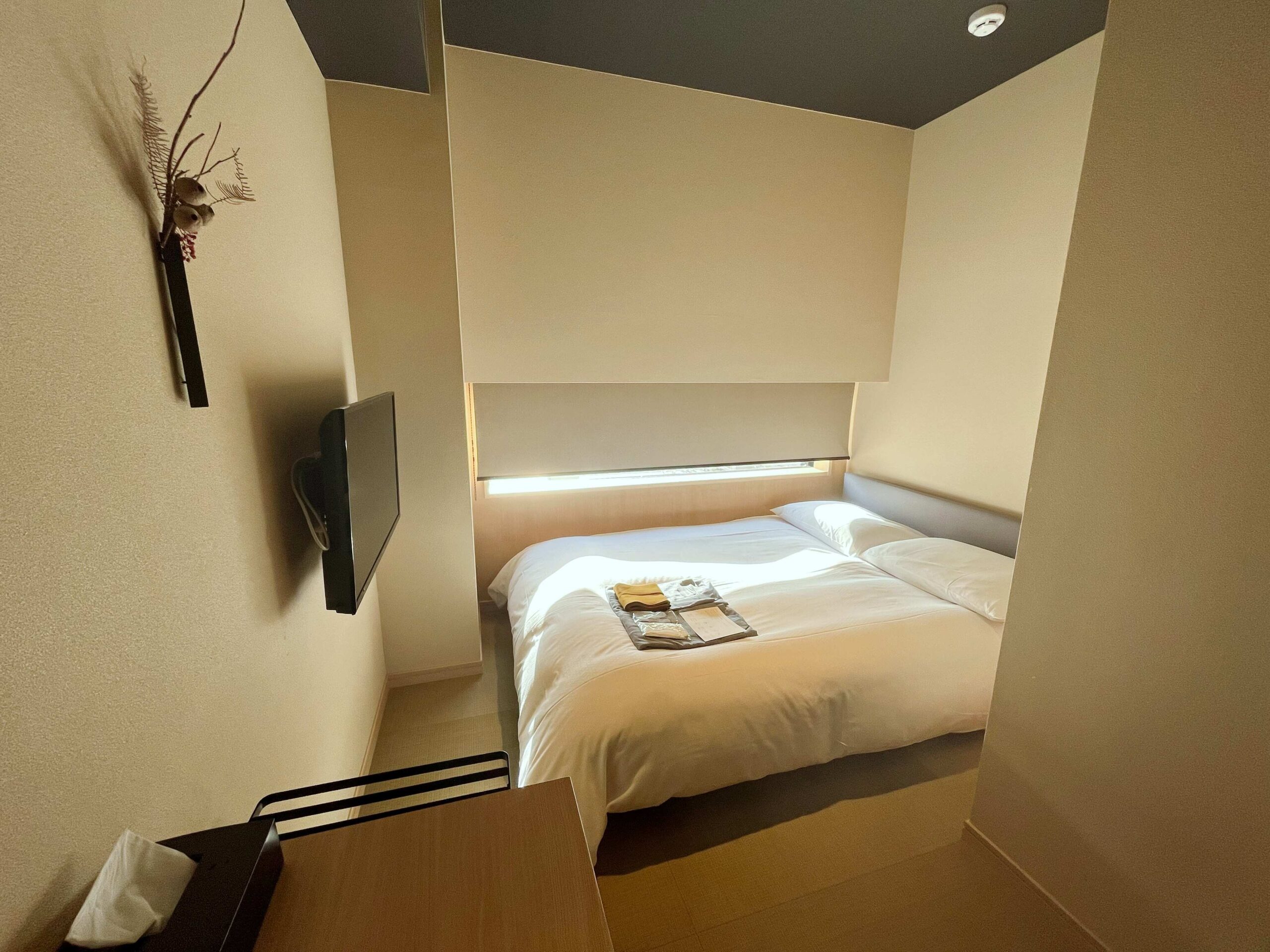 我的房型是最小的SEMI DOUBLE ROOM