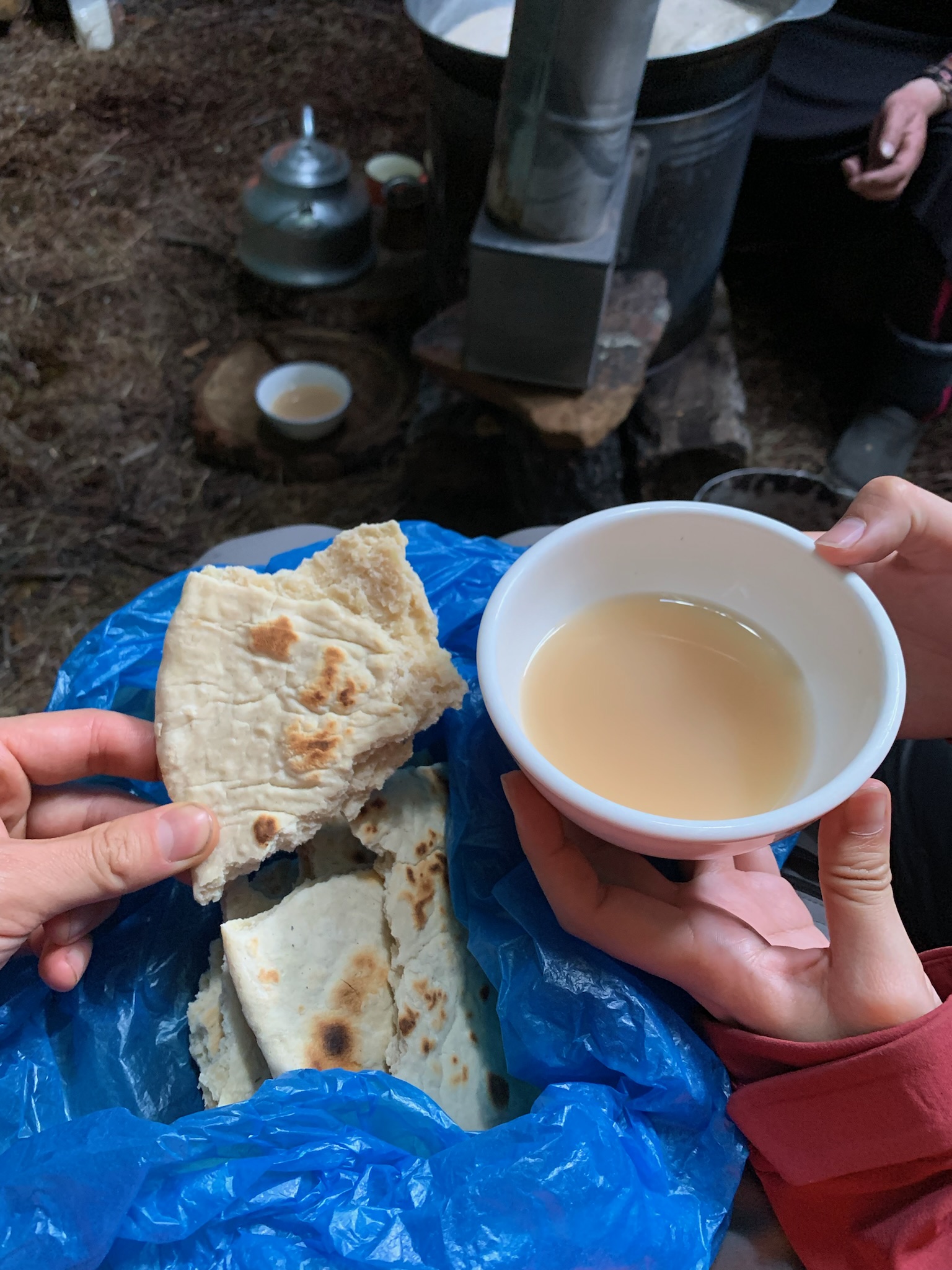 奶奶拿出包的好好的大餅還煮了奶茶給我們