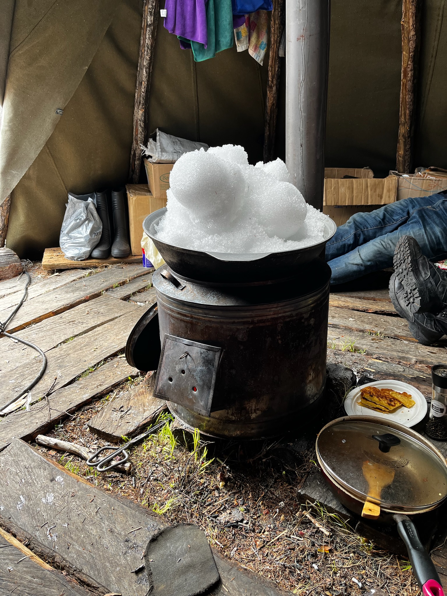 森林中的水源便是雪，我們真的是「煮雪的人」了
