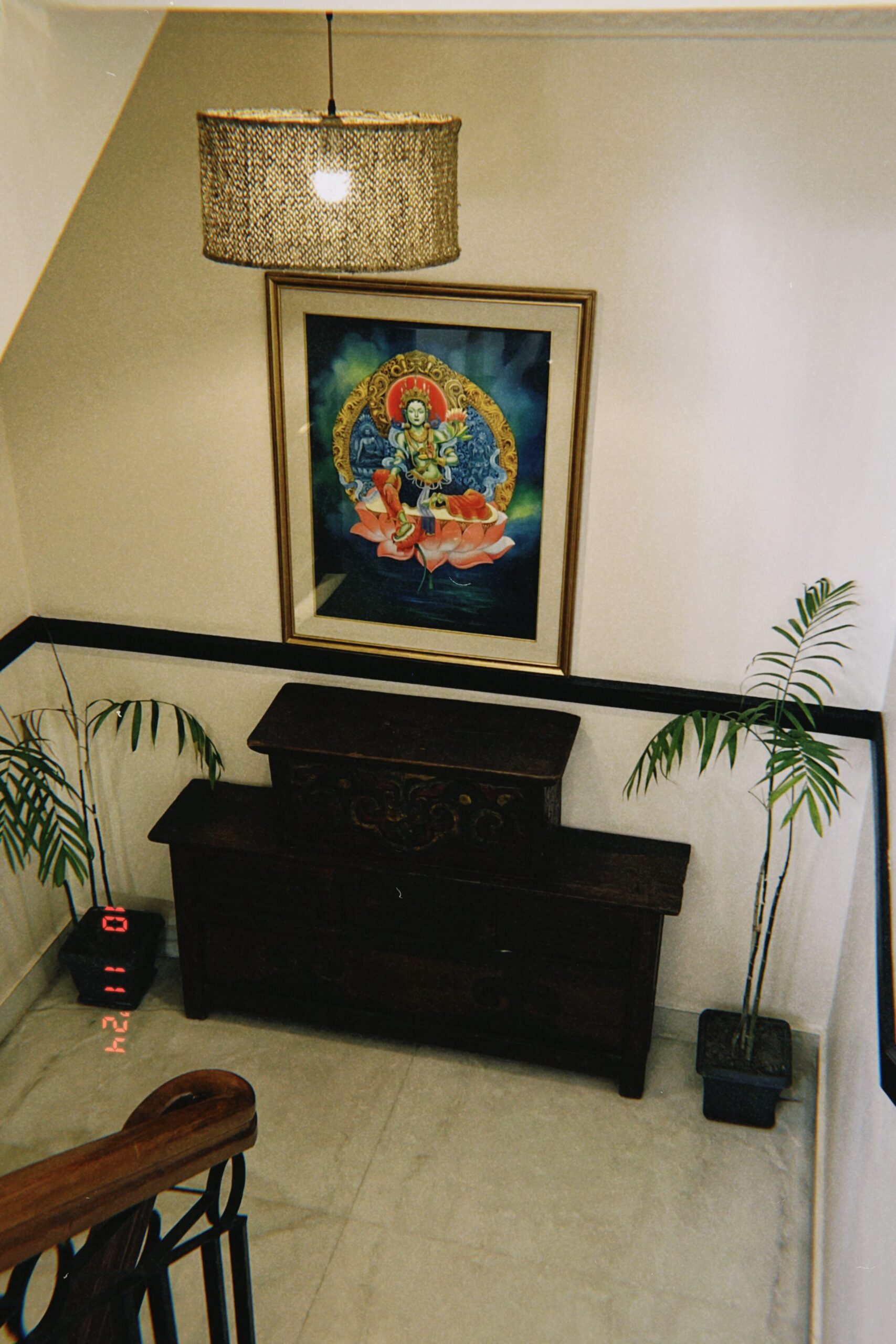 Swarga Heritage Hotel樓梯轉角亦可見藏風掛畫