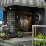 合星青年旅館入口處位在轉角