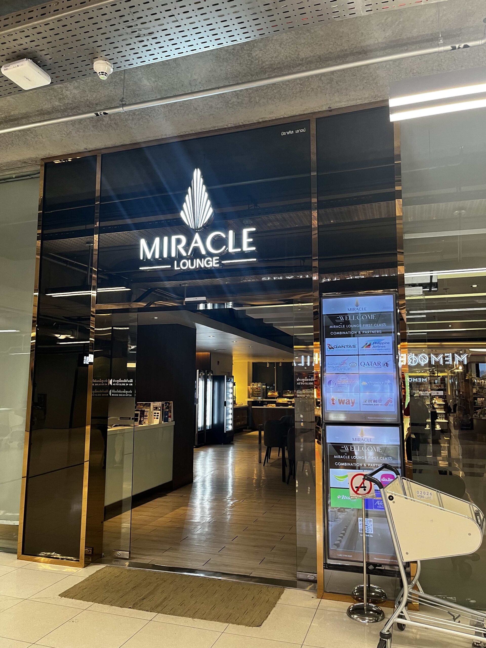 JCB卡（白金以上）在曼谷機場最划算了，可以進Miracle貴賓室，有吃有喝