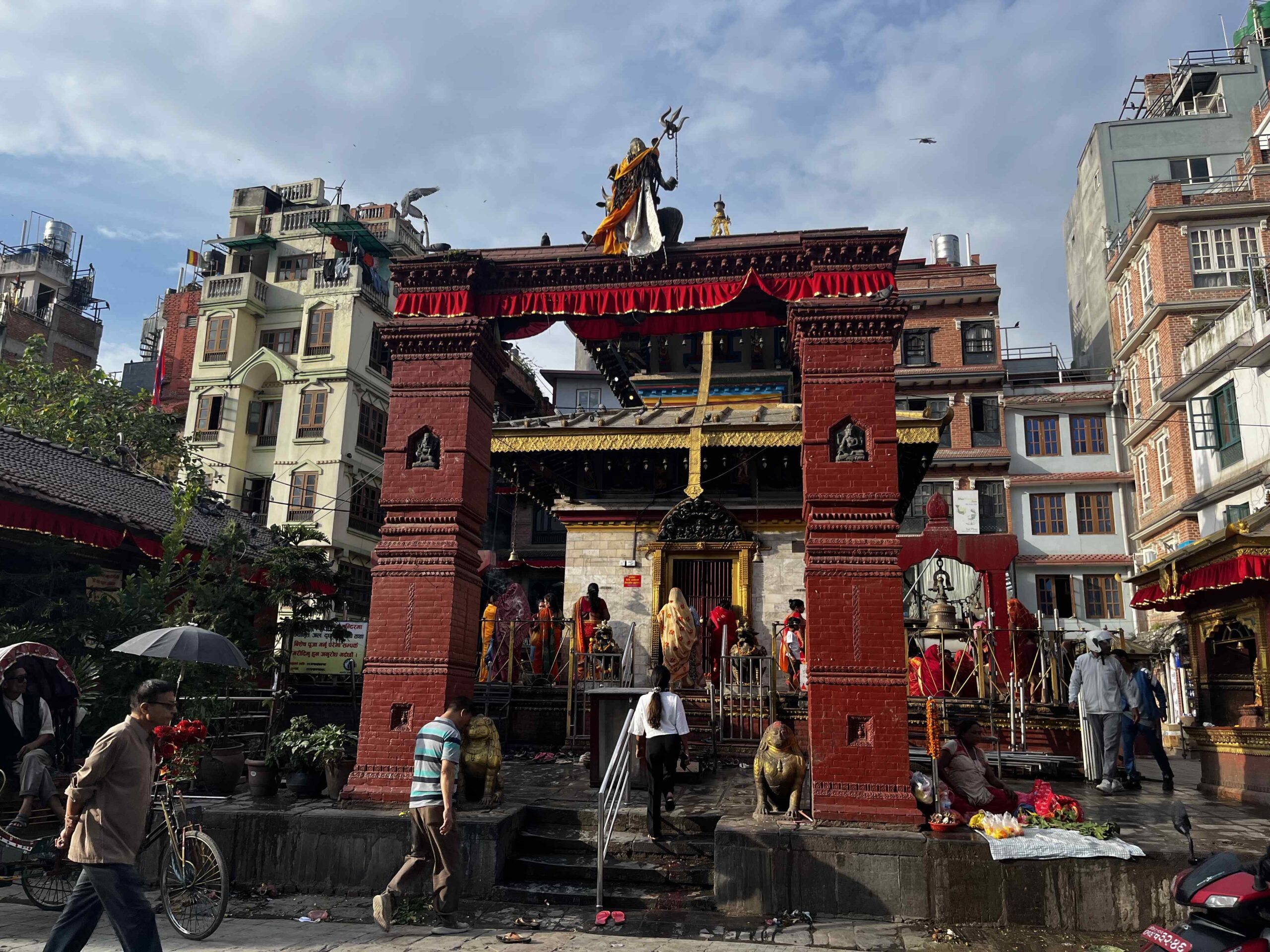 Bold Himalaya加德滿都一日遊包含多個寺廟及皇宮，我們也有參觀庫瑪麗的廟並看到活女神喔！（非此圖中廟宇）