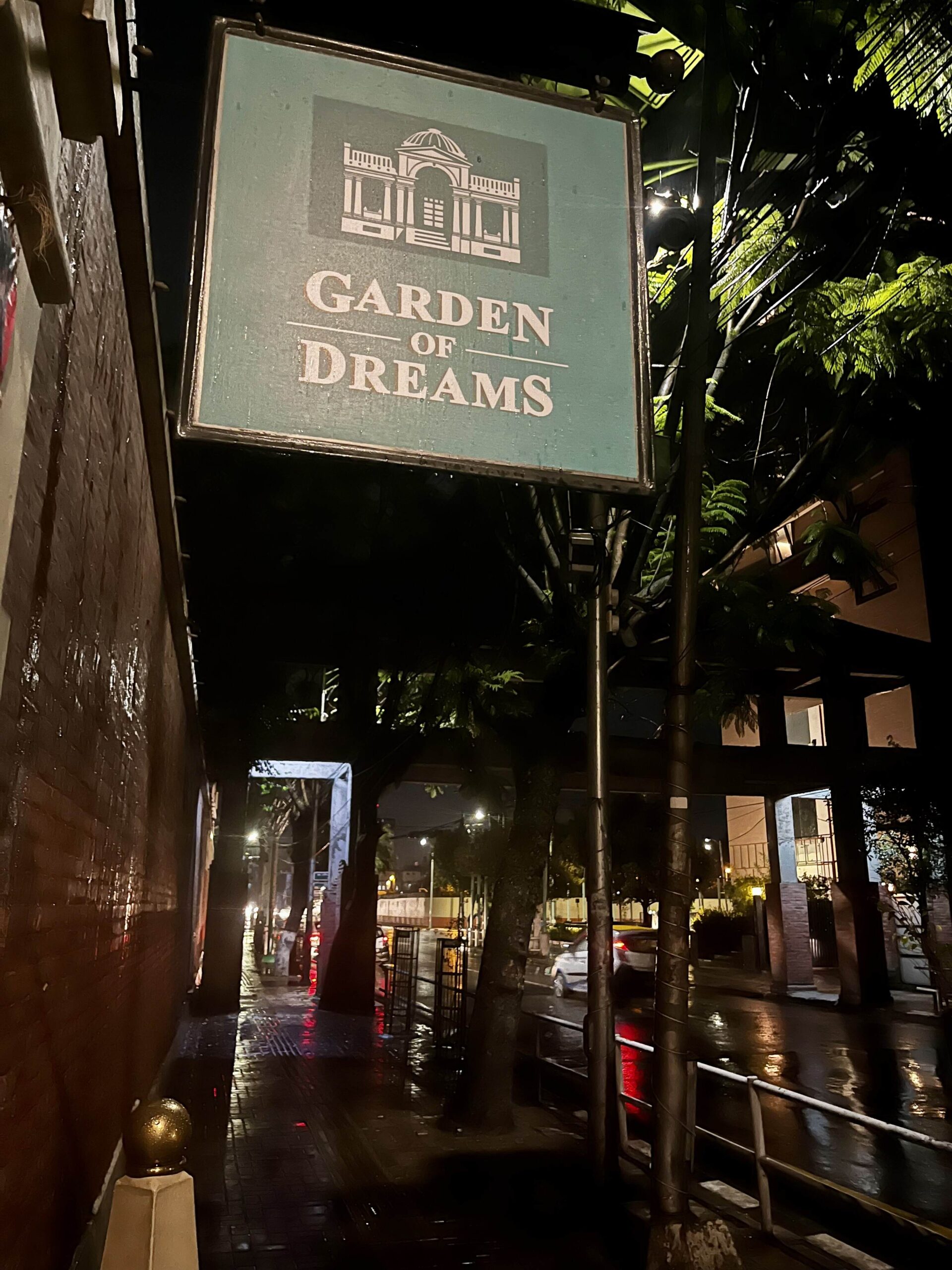 飯店服務生先帶我到這裡等，後來他跟別人打聽才知道等車的地方要再往回走一點