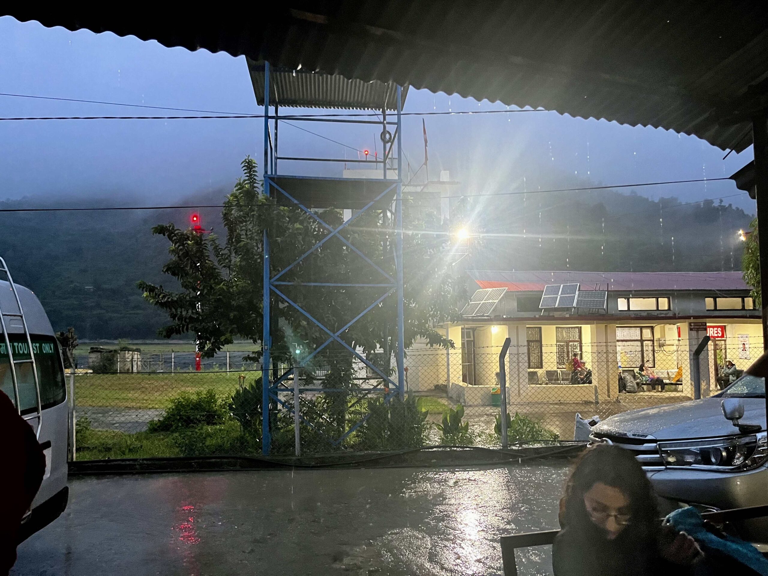 日出時到達Ramechhap機場，看到這個雨，就知道大事不妙了