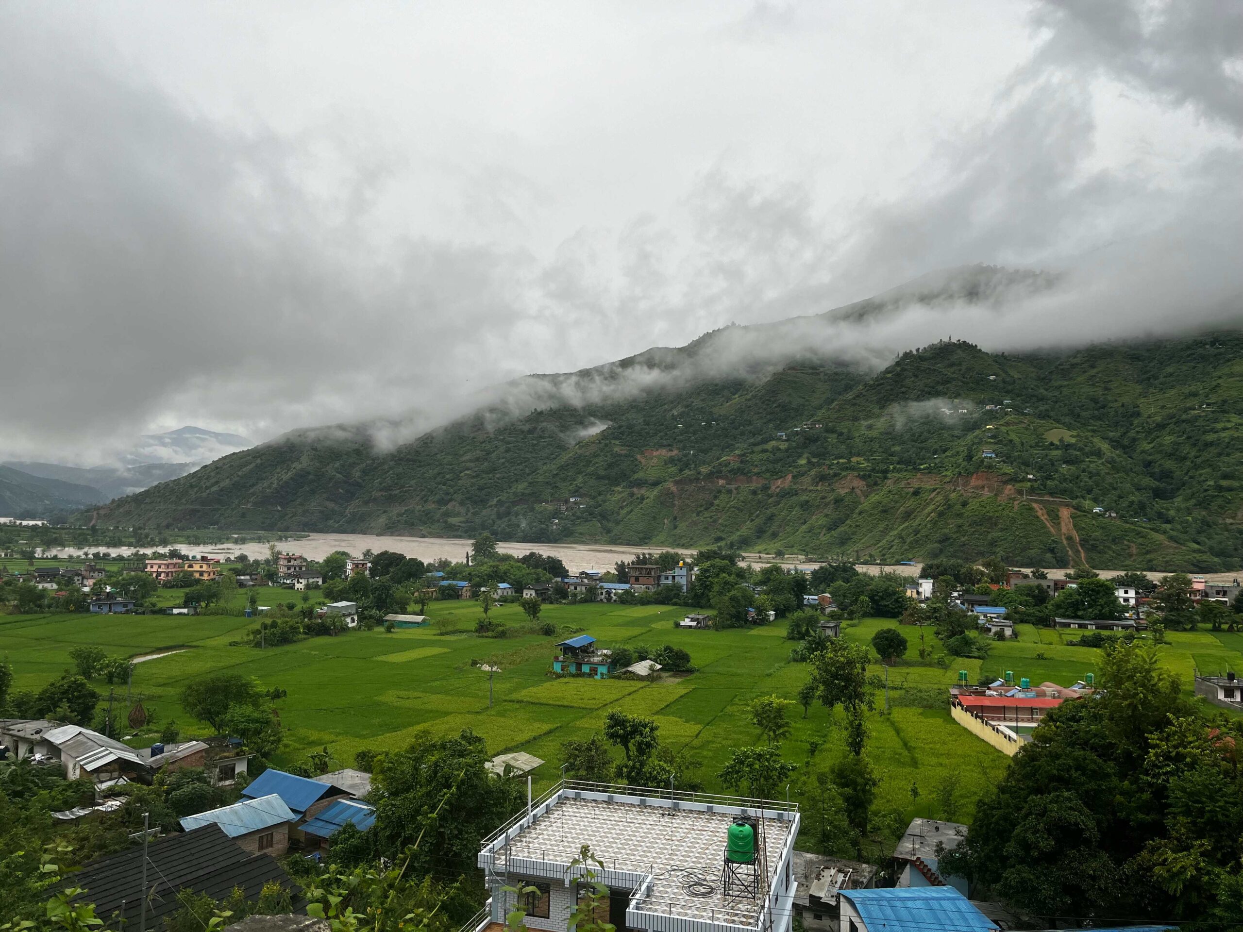 可以清楚看到洪水淹沒了部分田地