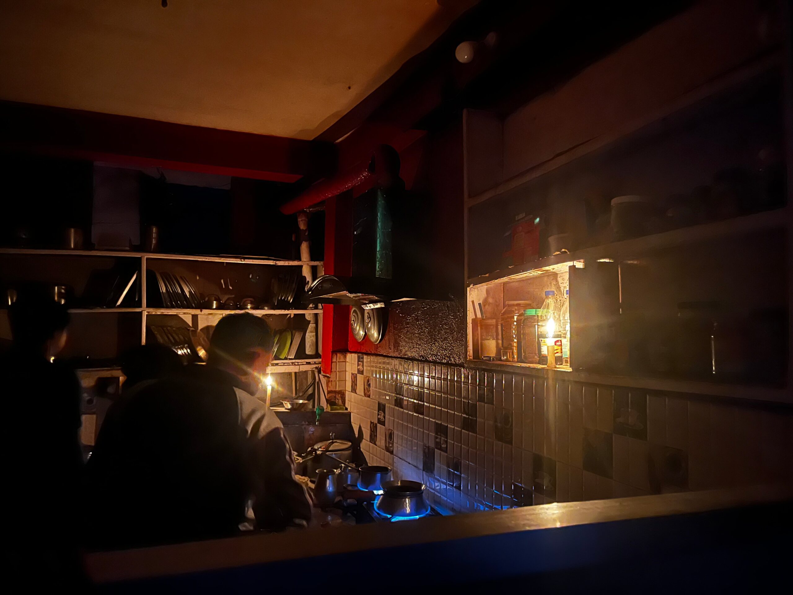 停電的餐館使用燭火照明