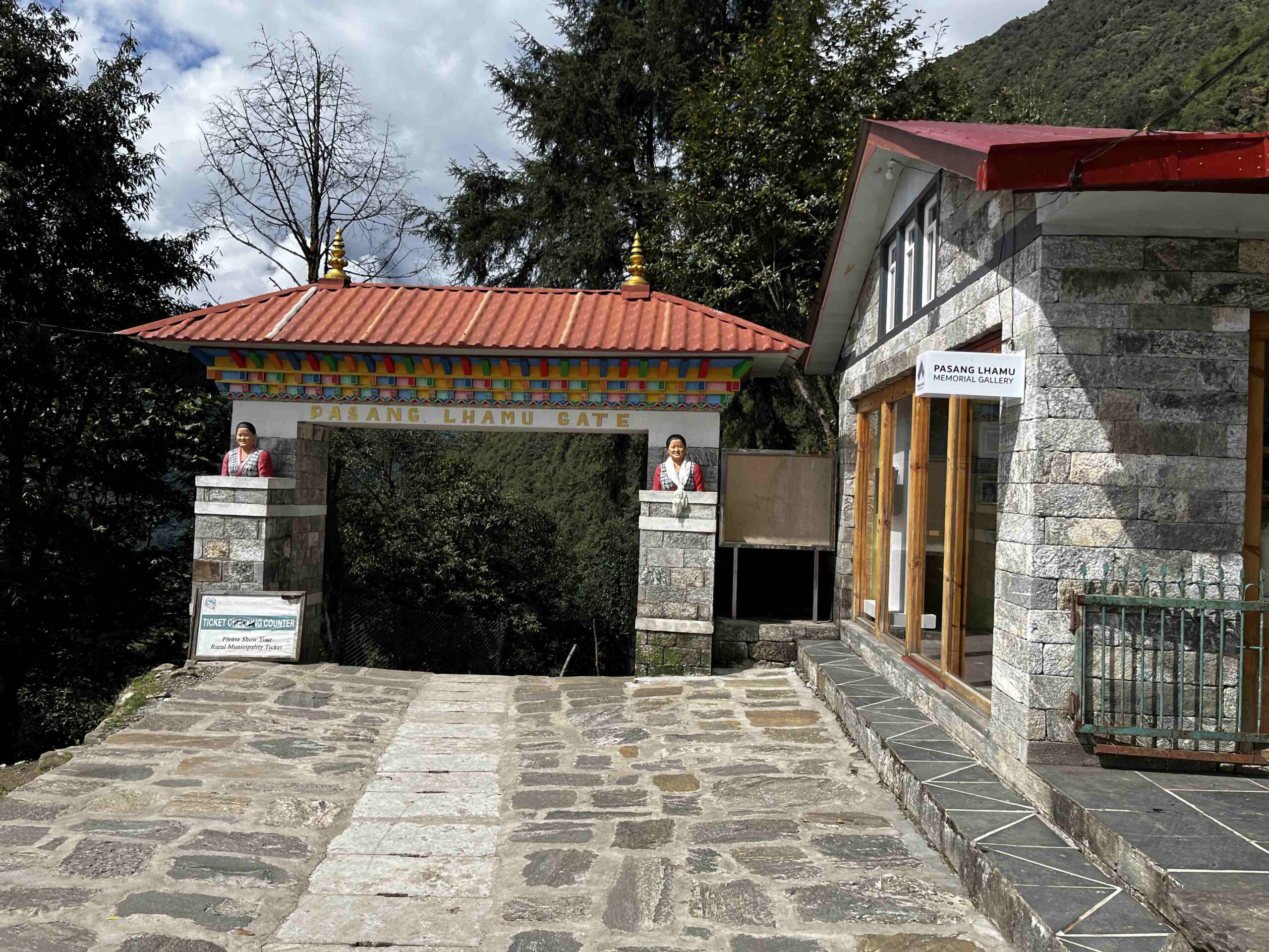 門口的雕像是第一位爬上聖母峰的尼泊爾女性登山家