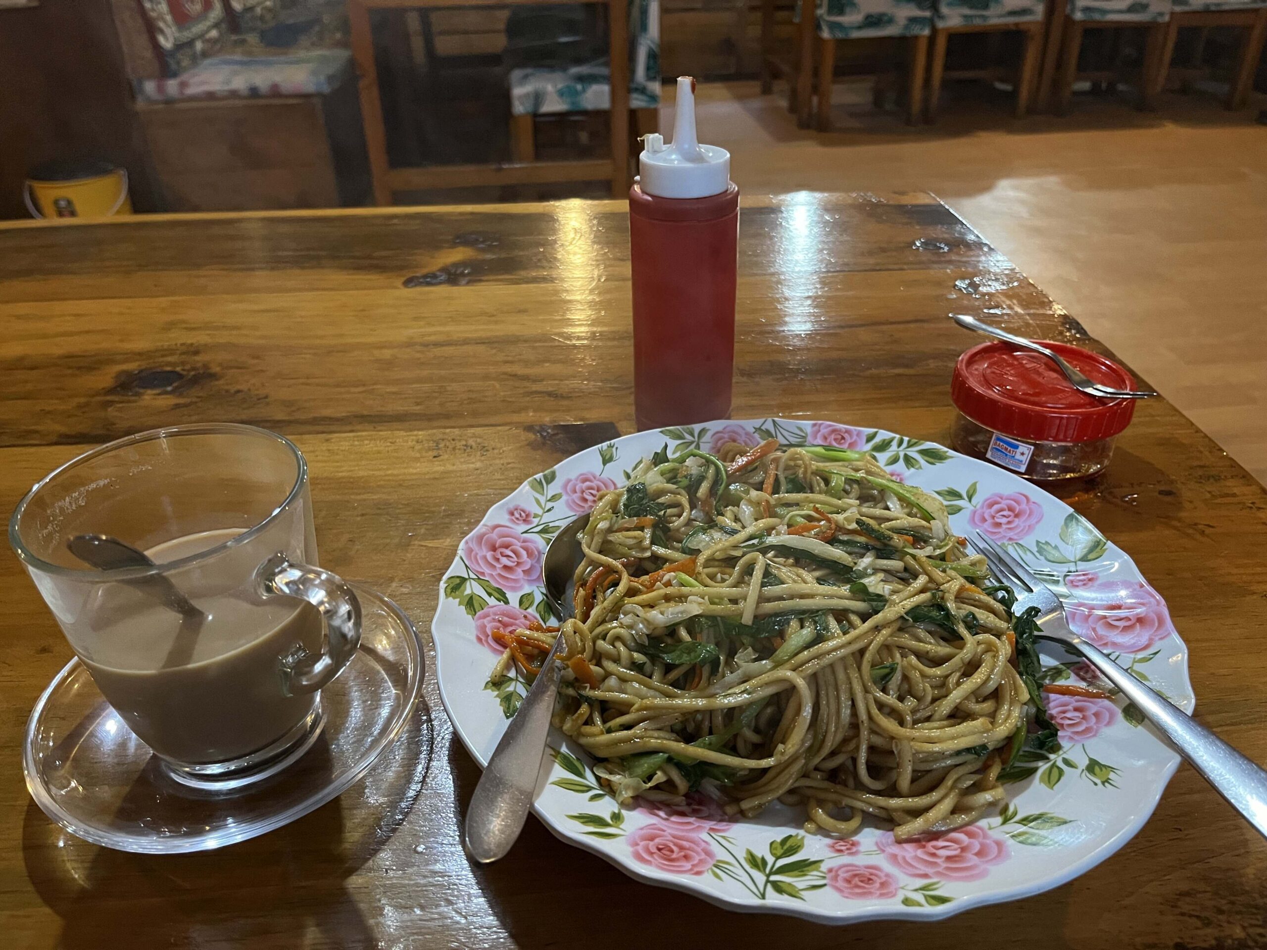我的晚餐：炒麵、奶茶