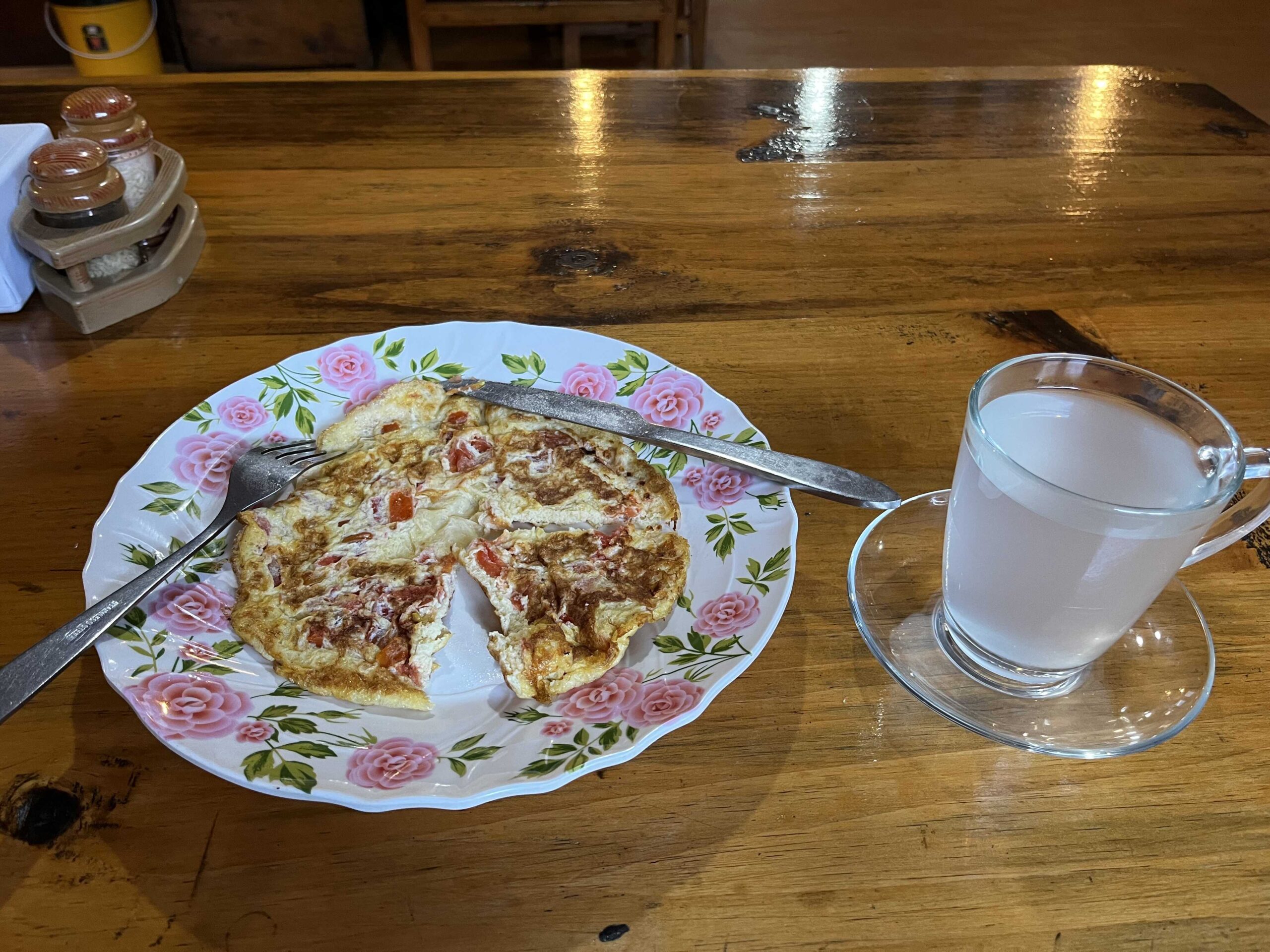 我的早餐：歐姆蛋、熱檸檬水