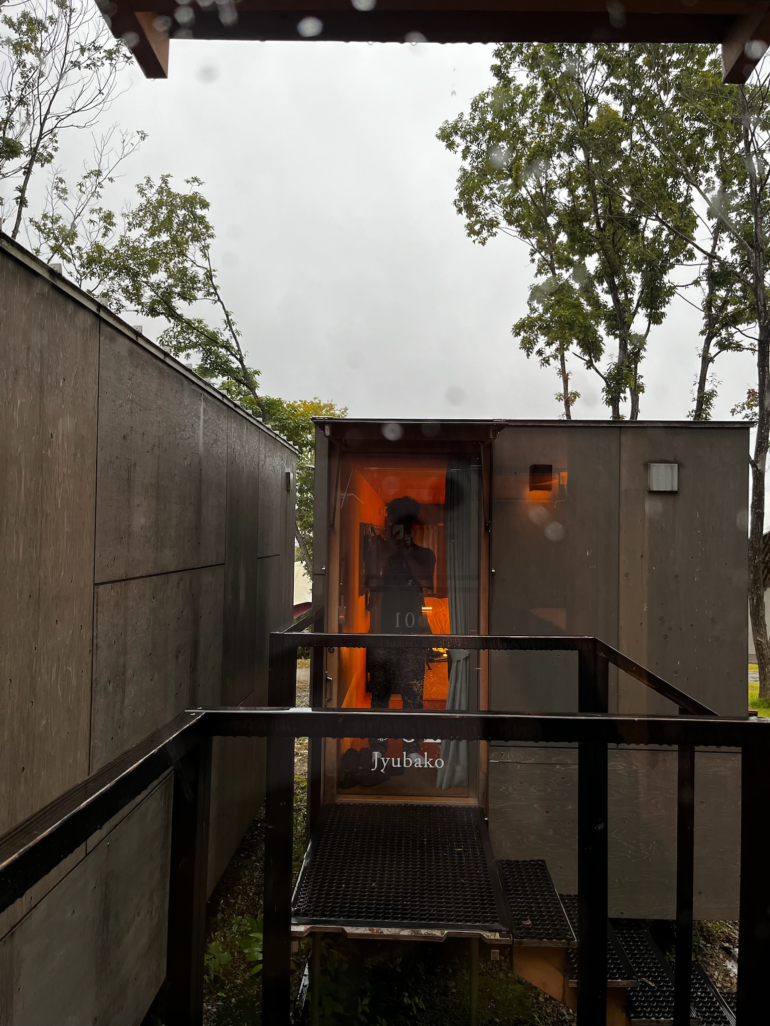 對面也是我們一行人的住箱