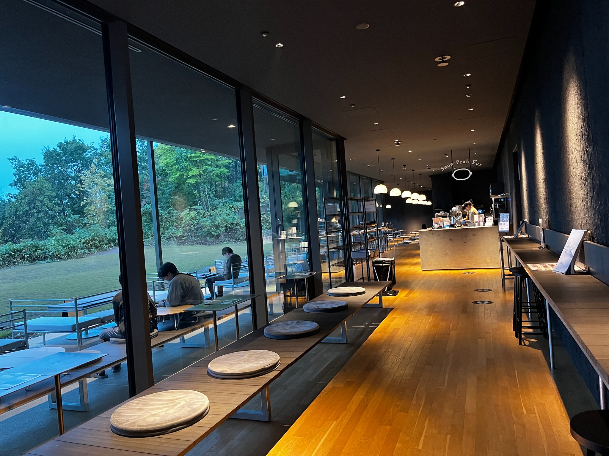Snow Peak Eat 餐廳使用大片落地窗，大片綠意唾手可得