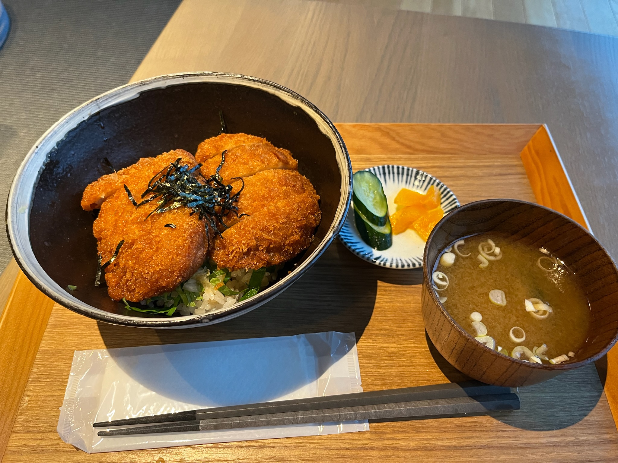 當地有名的醬汁豬排丼