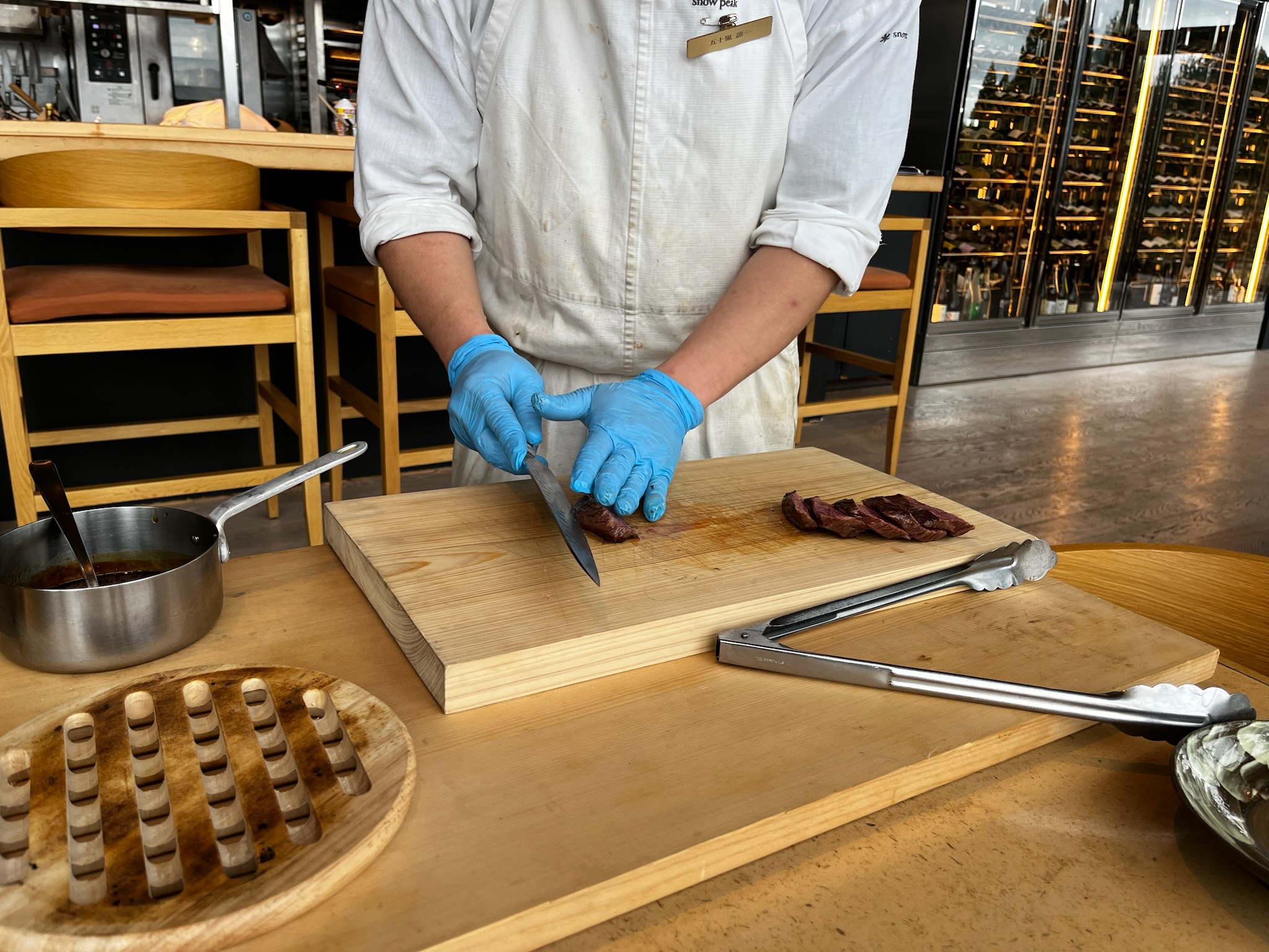 午餐點牛排套餐，師傅會到桌邊切給你看