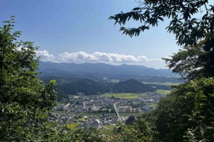 當地人帶路來到金山三峰之一:藥師山!我們應該是第一組登頂的外國人?|2024山形縣金山町微住 3 從藥師山頂望去,金山町的景色一覽無遺