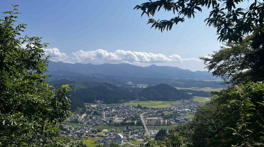 從藥師山頂望去，金山町的景色一覽無遺