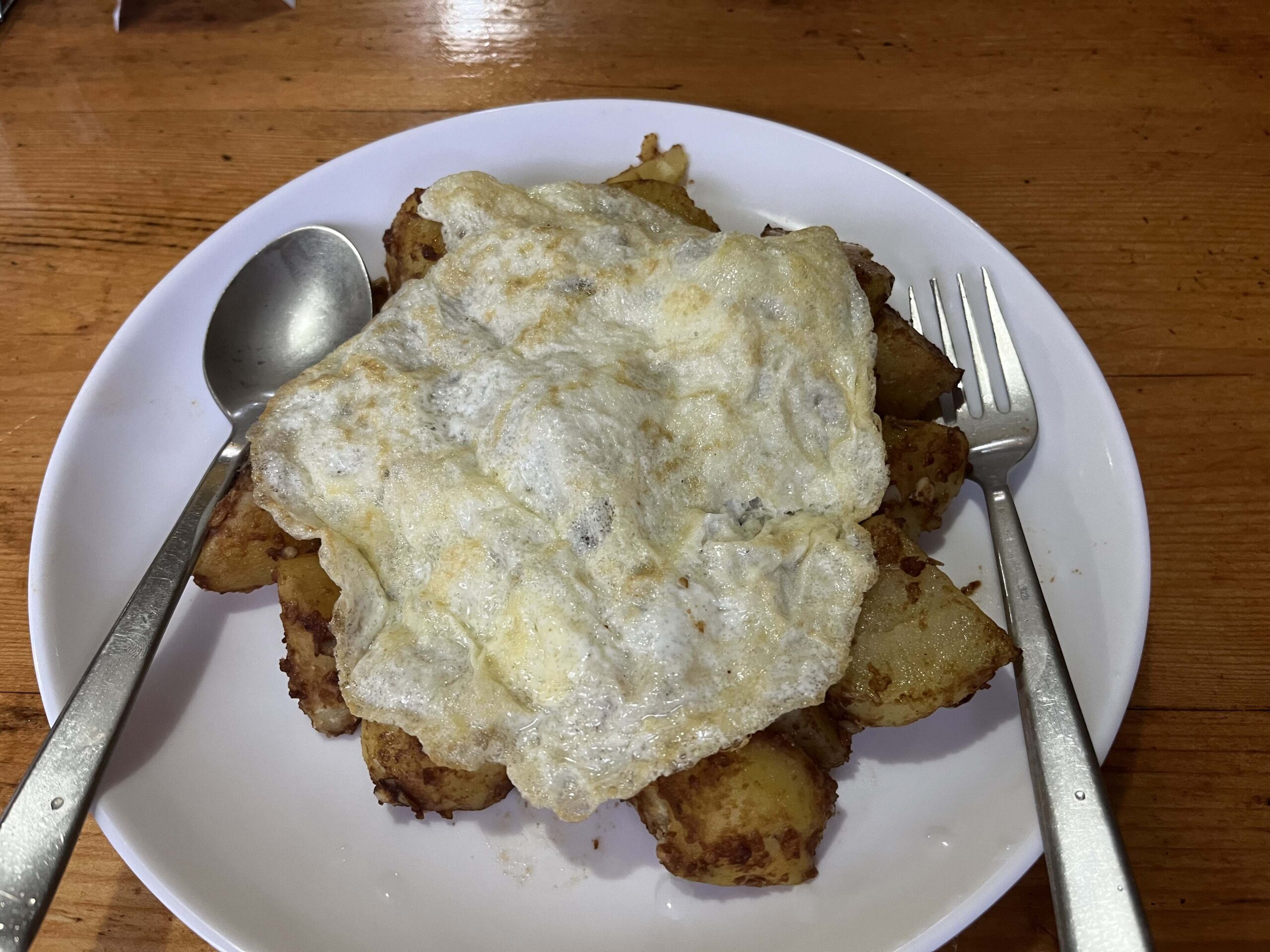 晚餐點了馬鈴薯塊加蛋