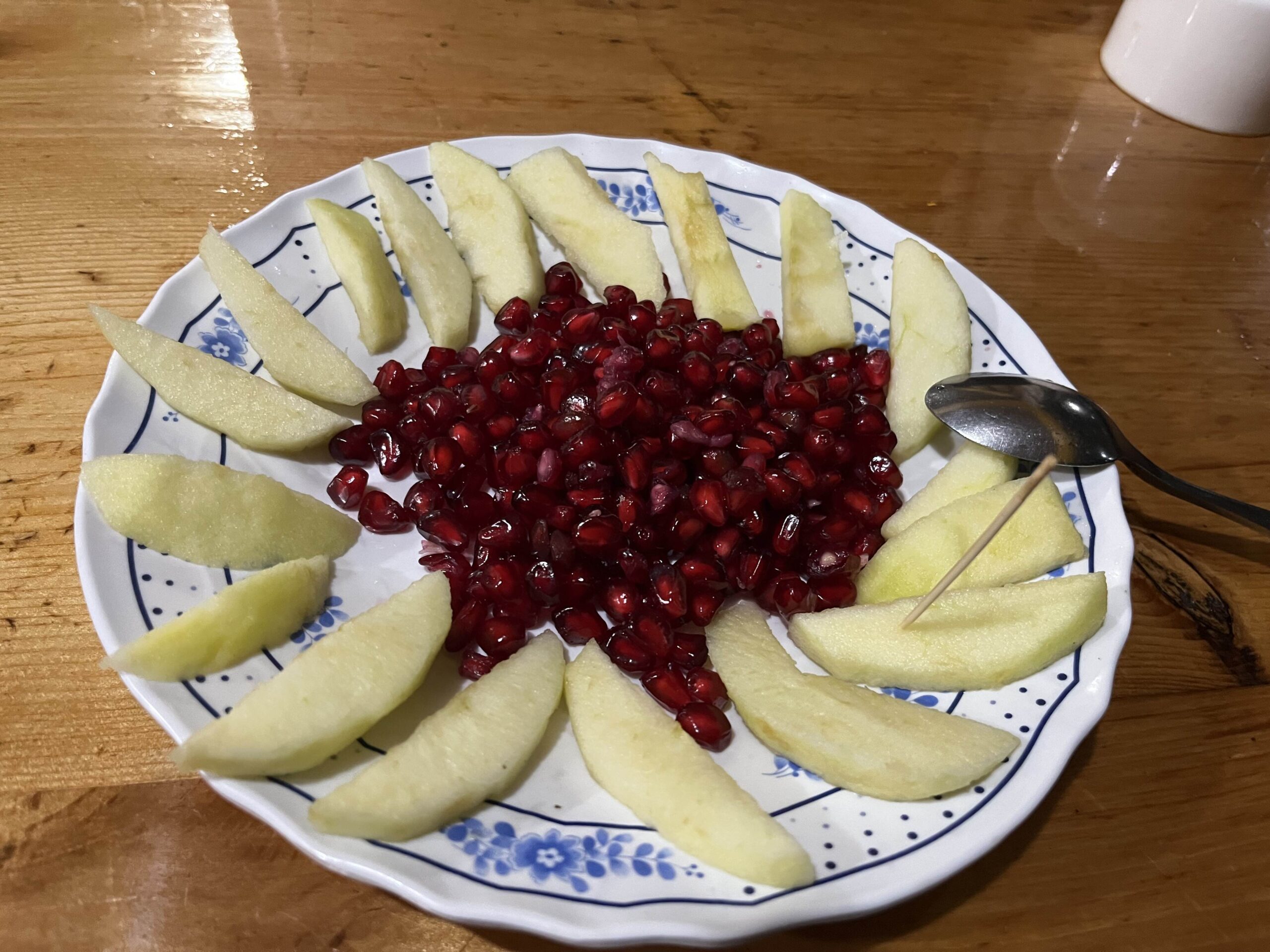 水果是揹工幫忙背上來的，嚮導晚餐後一定會幫忙準備一盤
