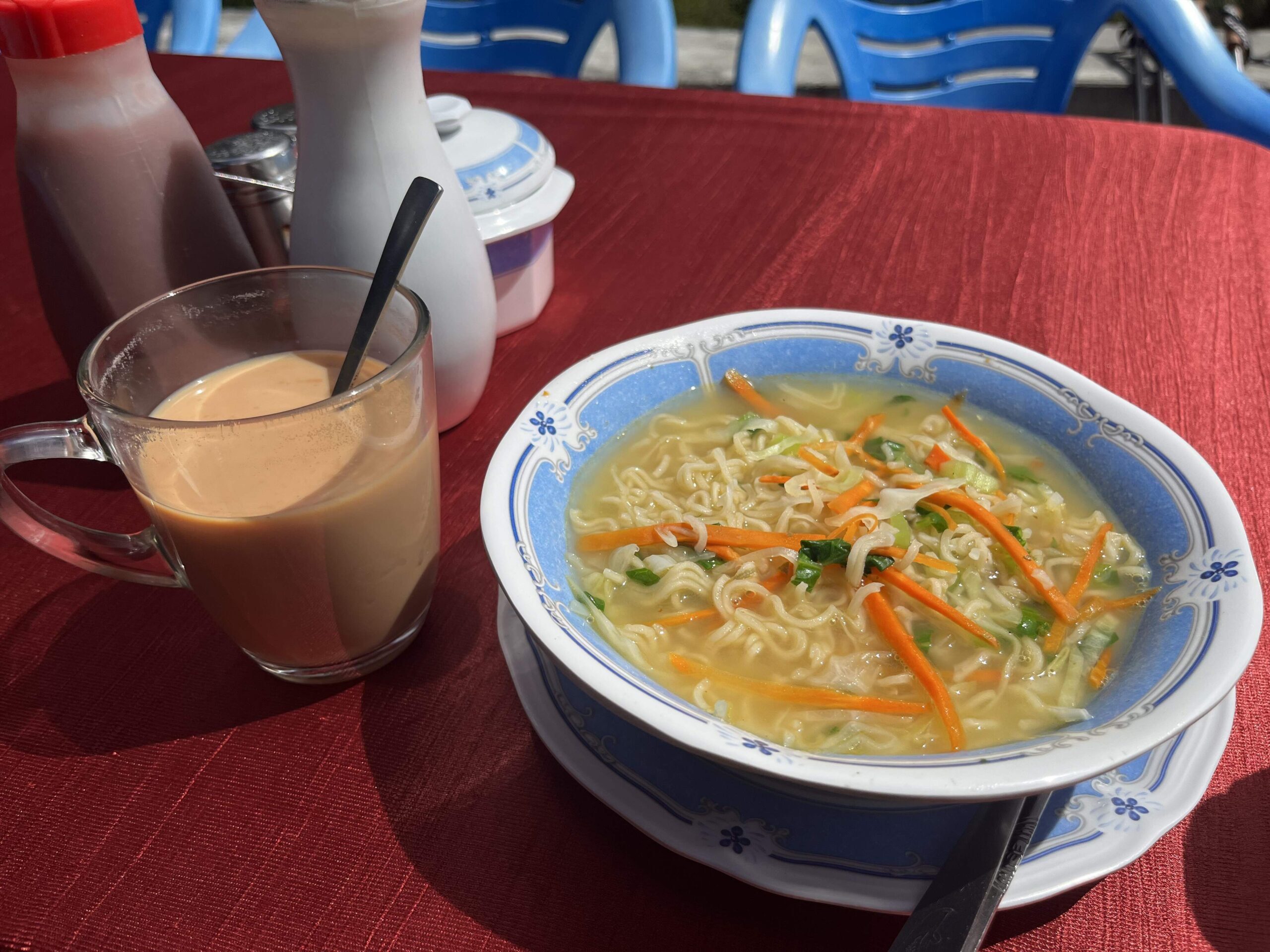 點了湯麵與奶茶