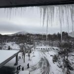 房間窗外一整排冰柱