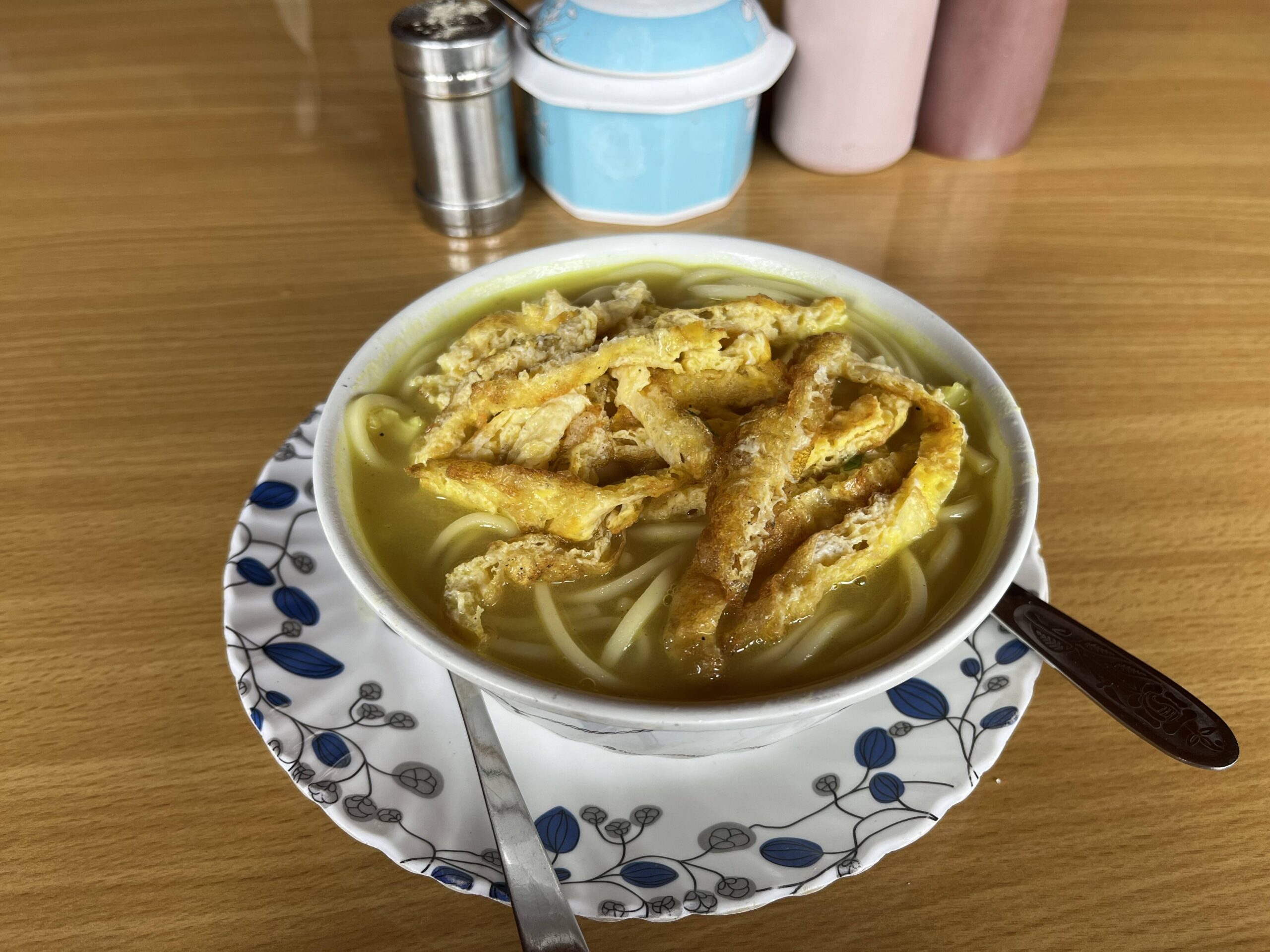 湯麵加蛋（但是是煎好的蛋）