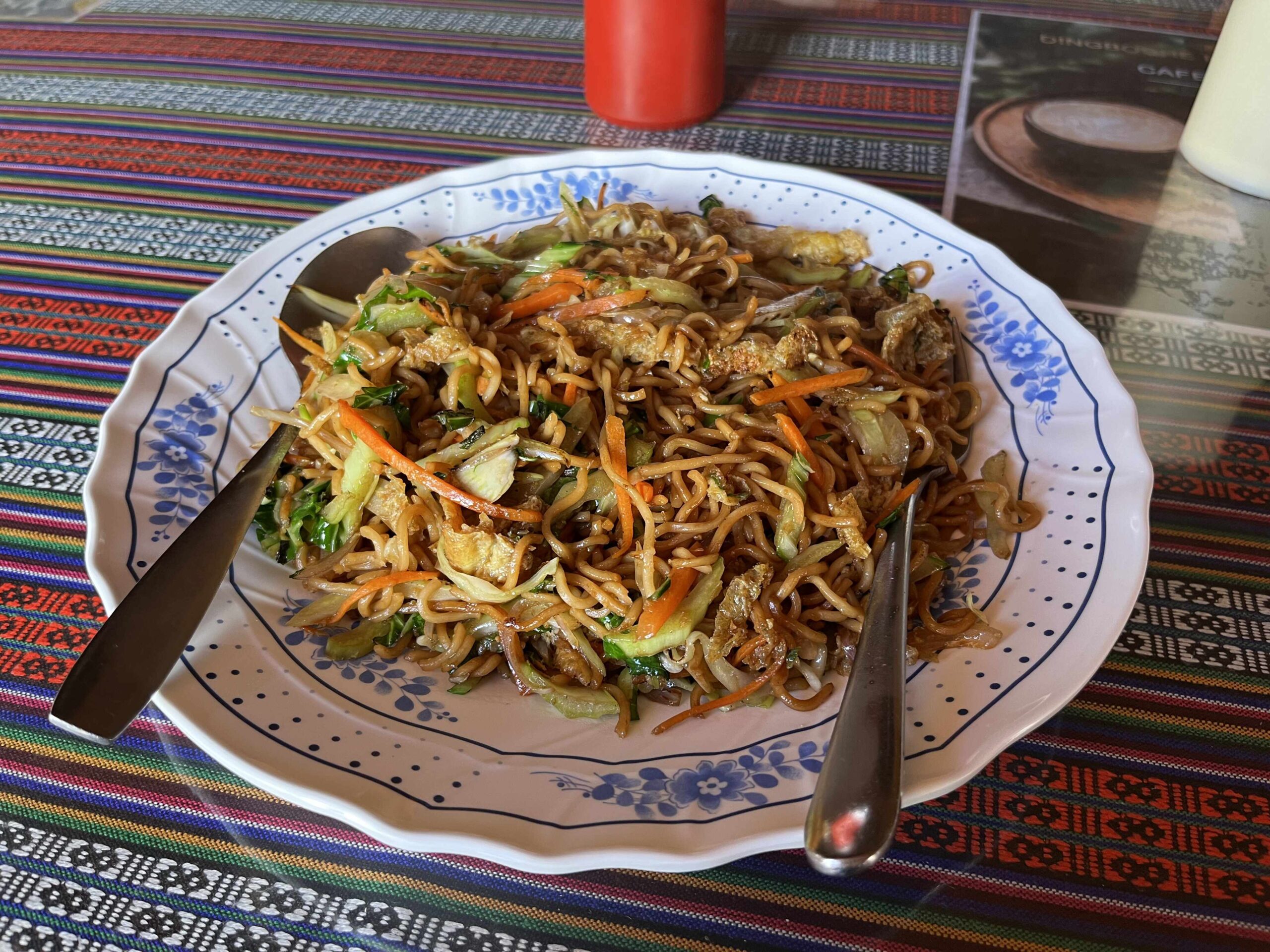 超大份的炒麵，但我吃不下