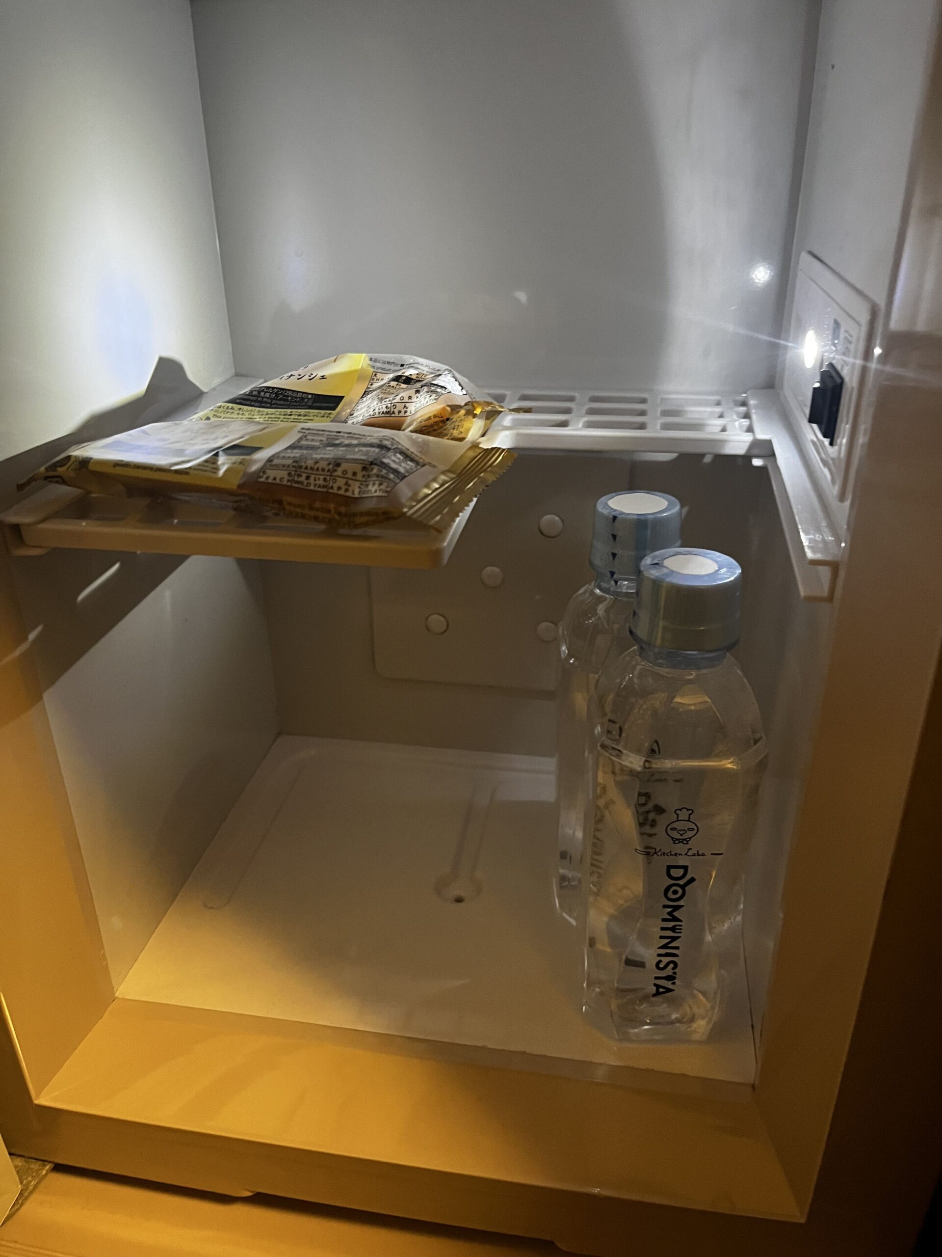 附設的小冰箱，送的甜點跟水是免費的，記得取用！甜點很好吃。