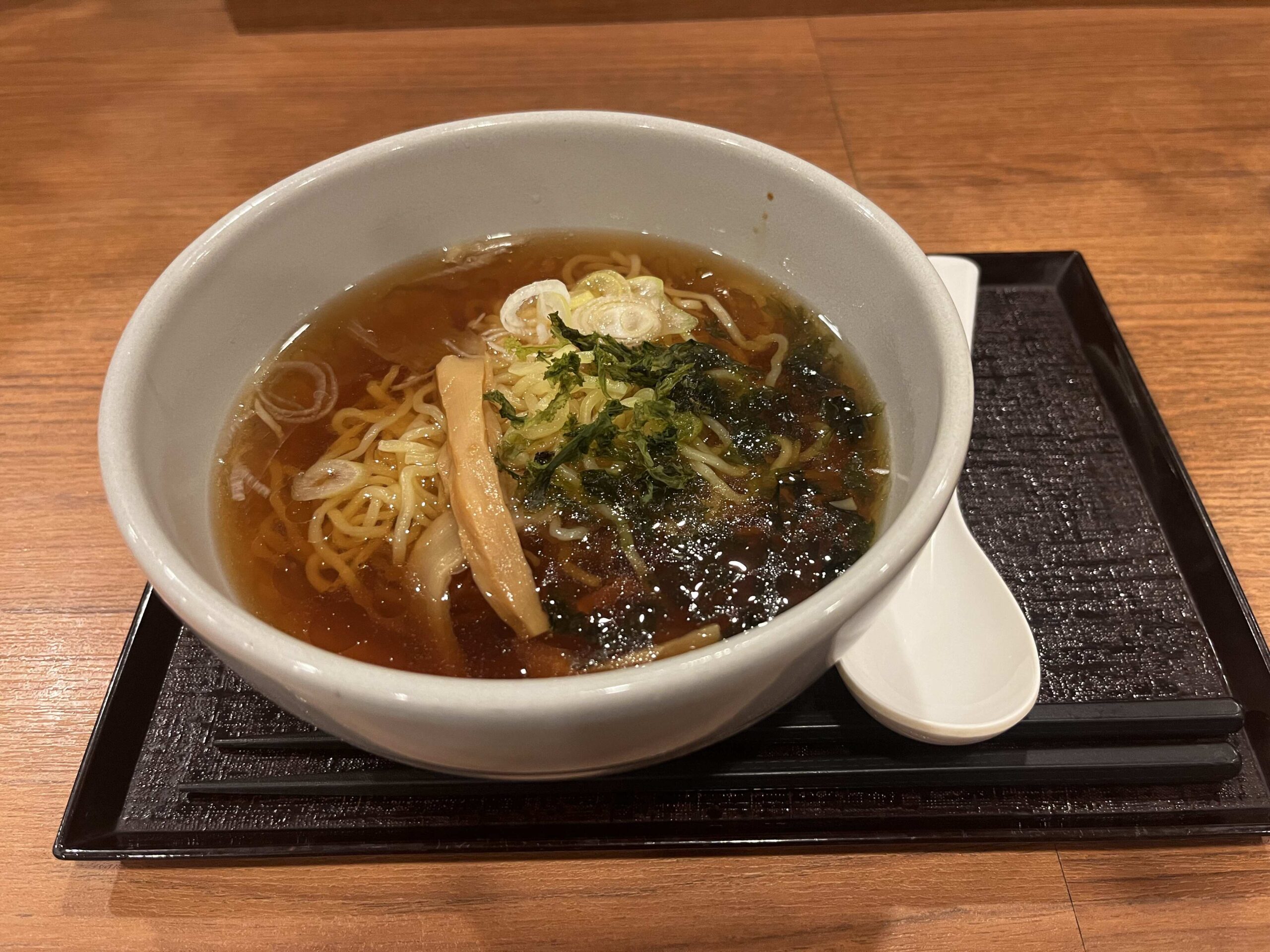 提供的夜鳴拉麵是這種很簡單的醬油拉麵，但是也很好吃！