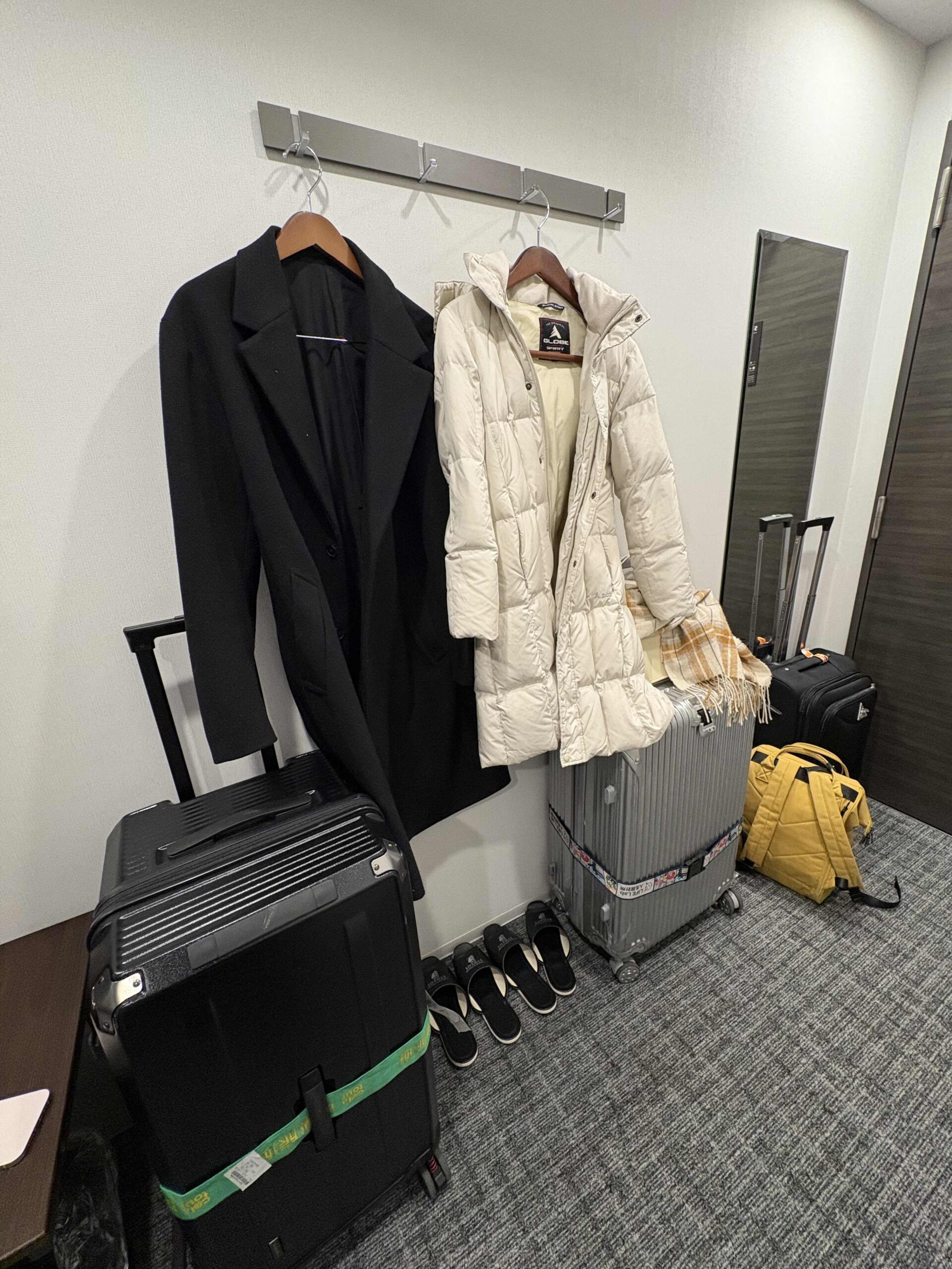 玄關空間可以放置行李，並且有衣架可以掛衣服。