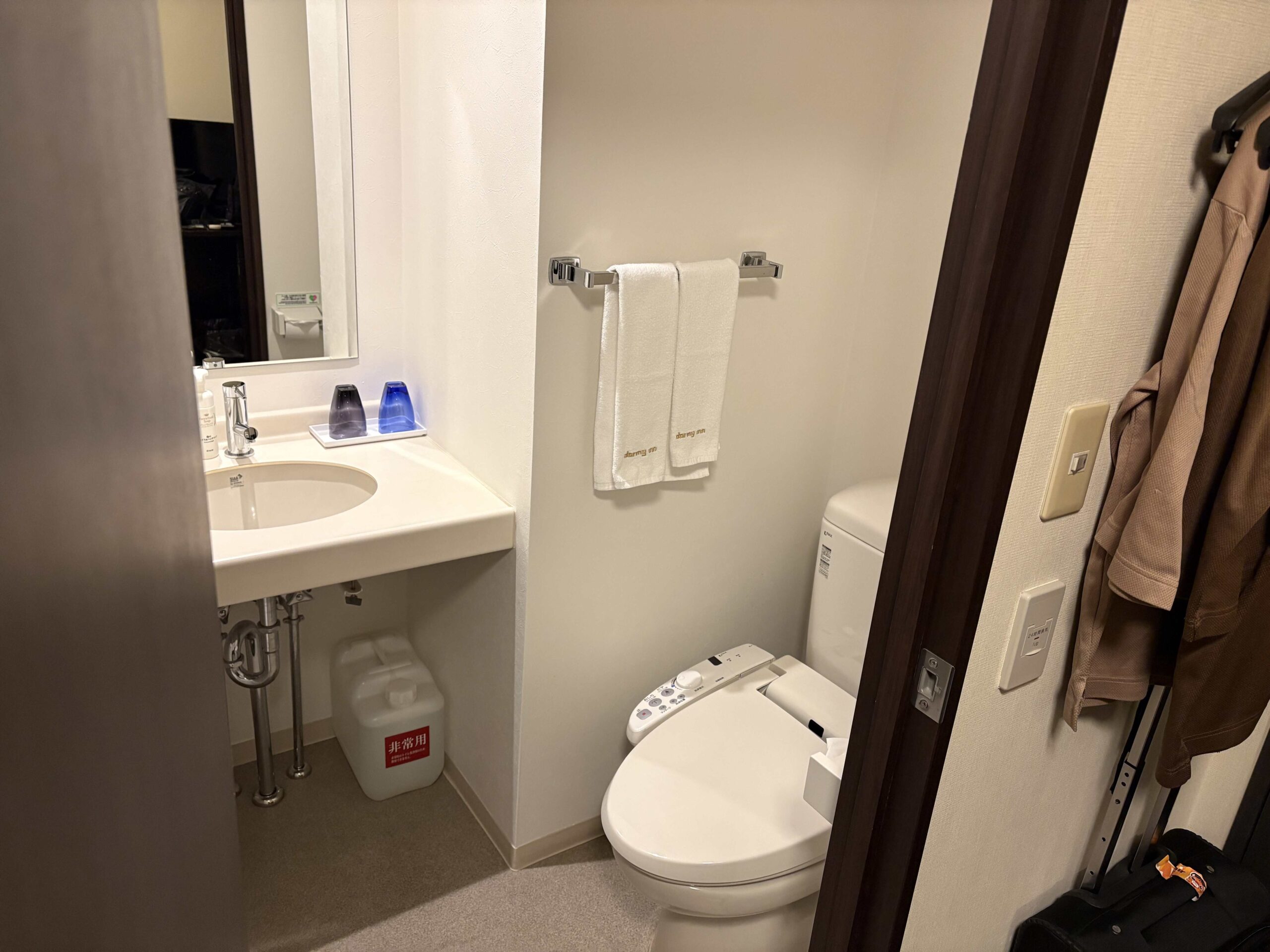 馬桶的位置安排算好一點，至少高個子坐下來玩手機不會打到門ＸＤ