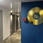 風格是比較走音樂路線，大廳有吉他，樓層裝飾用唱片的圖樣