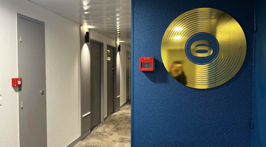 雷恩住宿推薦 ibis Rennes Centre Gare-Sud 宜必思雷恩中心火車南站:房間乾淨寬敞,床墊好睡,離火車站2分鐘、公車站4分鐘!|法國自助 1 風格是比較走音樂路線,大廳有吉他,樓層裝飾用唱片的圖樣