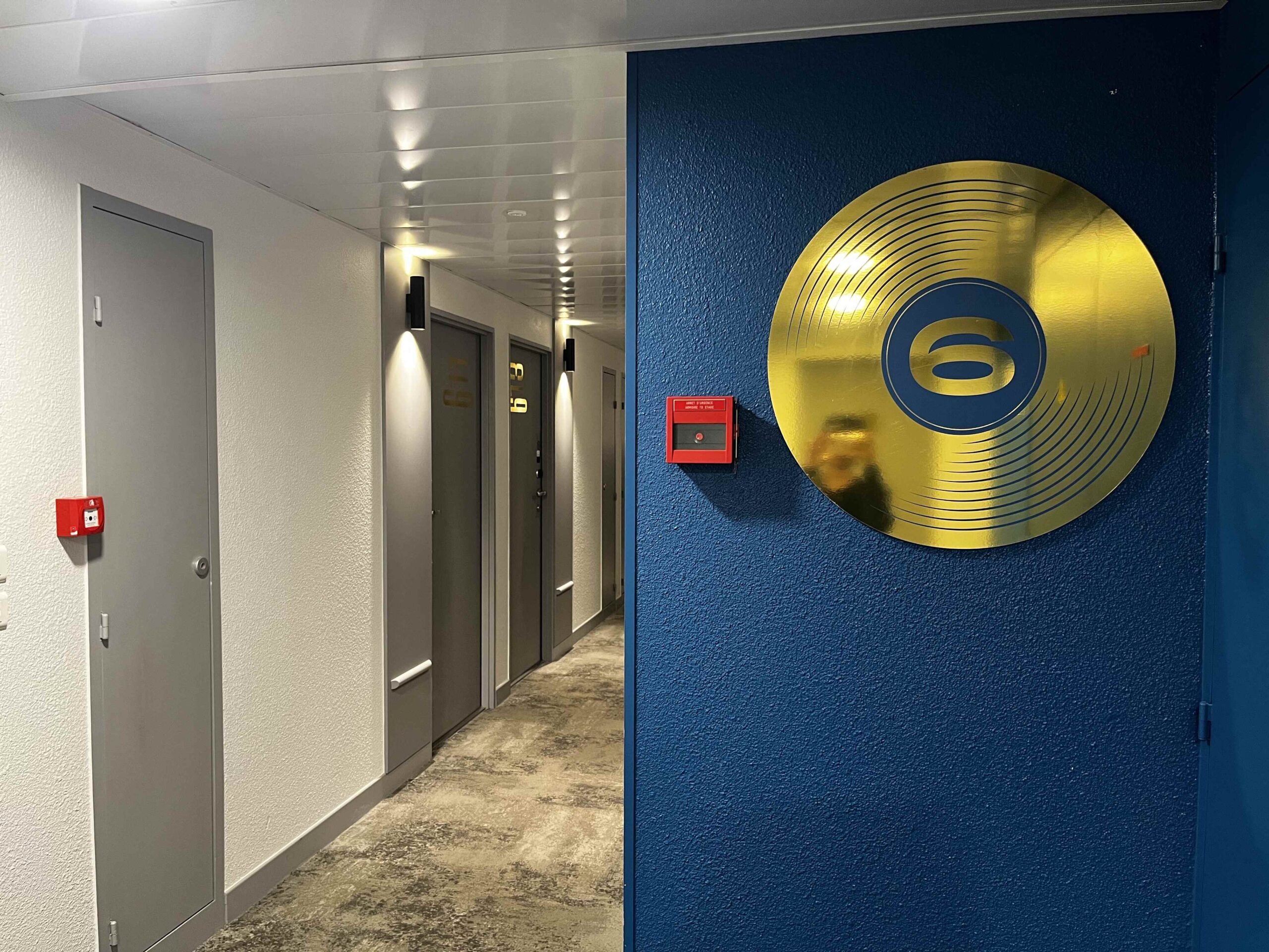 風格是比較走音樂路線，大廳有吉他，樓層裝飾用唱片的圖樣