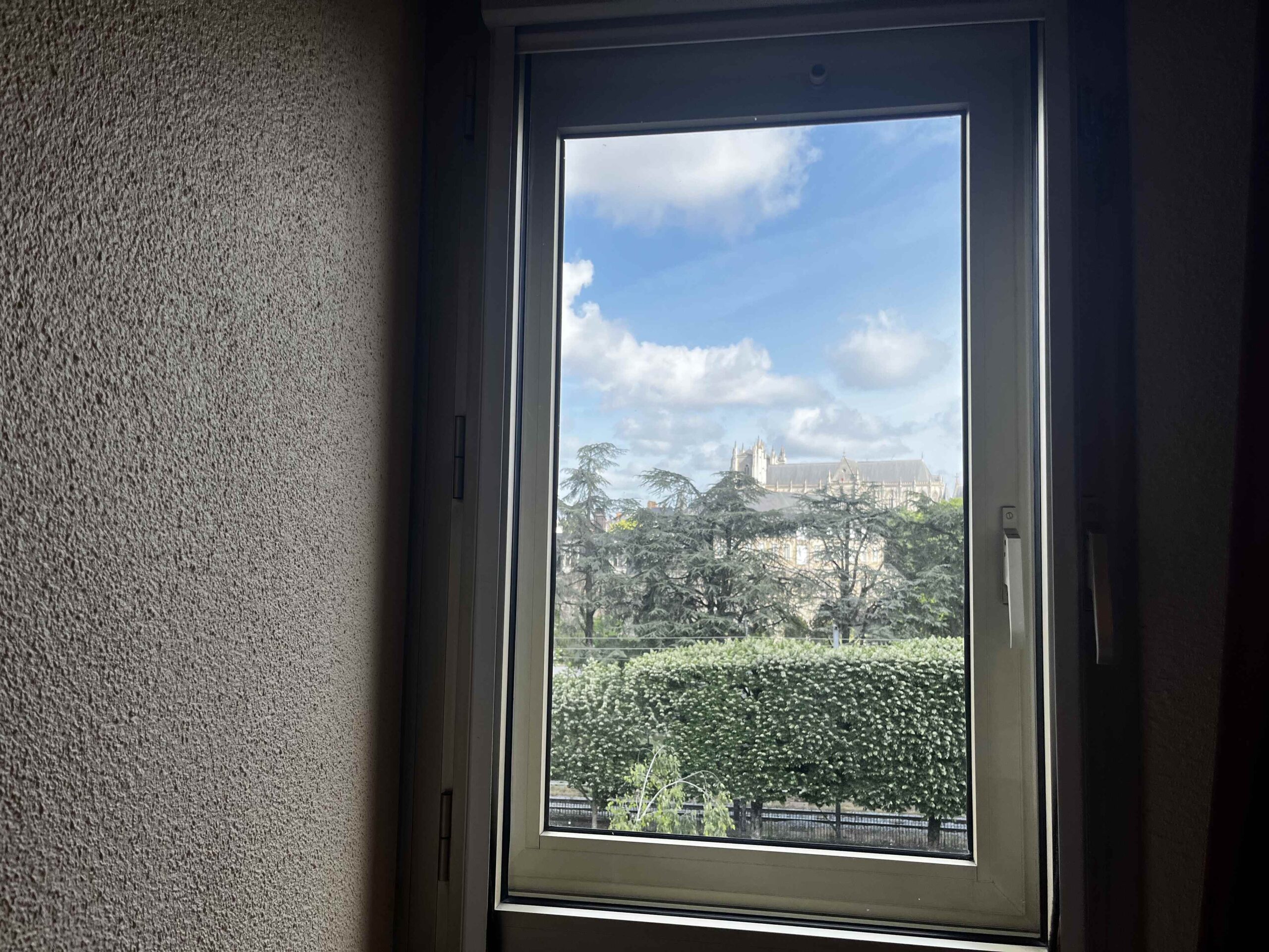 南特中心火車南站 ibis Nantes Centre Gare Sud:車站南口徒步7分鐘|法國自助 1 窗外可以看到布列塔尼公爵城堡