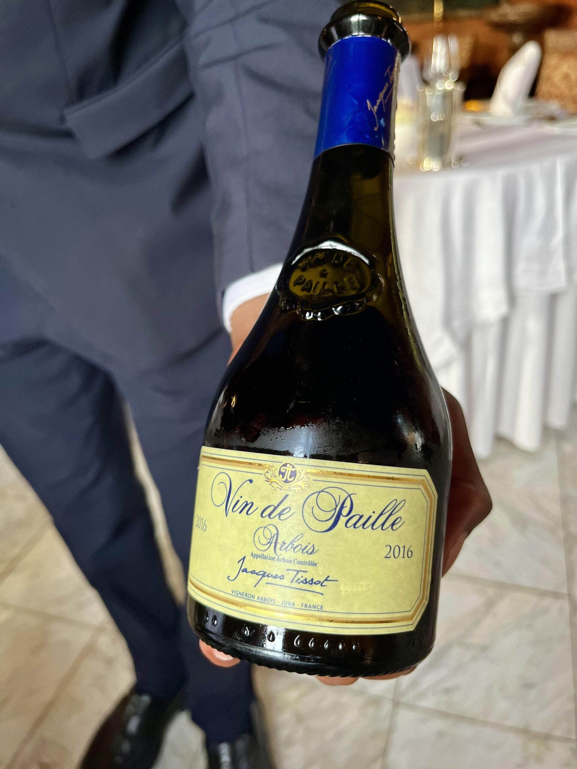 Vin de Paille Arbois 2016

酒莊：Jacques Tissot
產區：Arbois, Jura, France
類型：稻草酒（Sweet Wine）

Vin de Paille 是侏羅產區非常經典的甜酒，葡萄會先在稻草上風乾，讓糖分濃縮後再釀造，因此酒體濃郁、帶有蜂蜜、乾果與杏桃的風味。通常會搭配甜點或作為餐後酒。