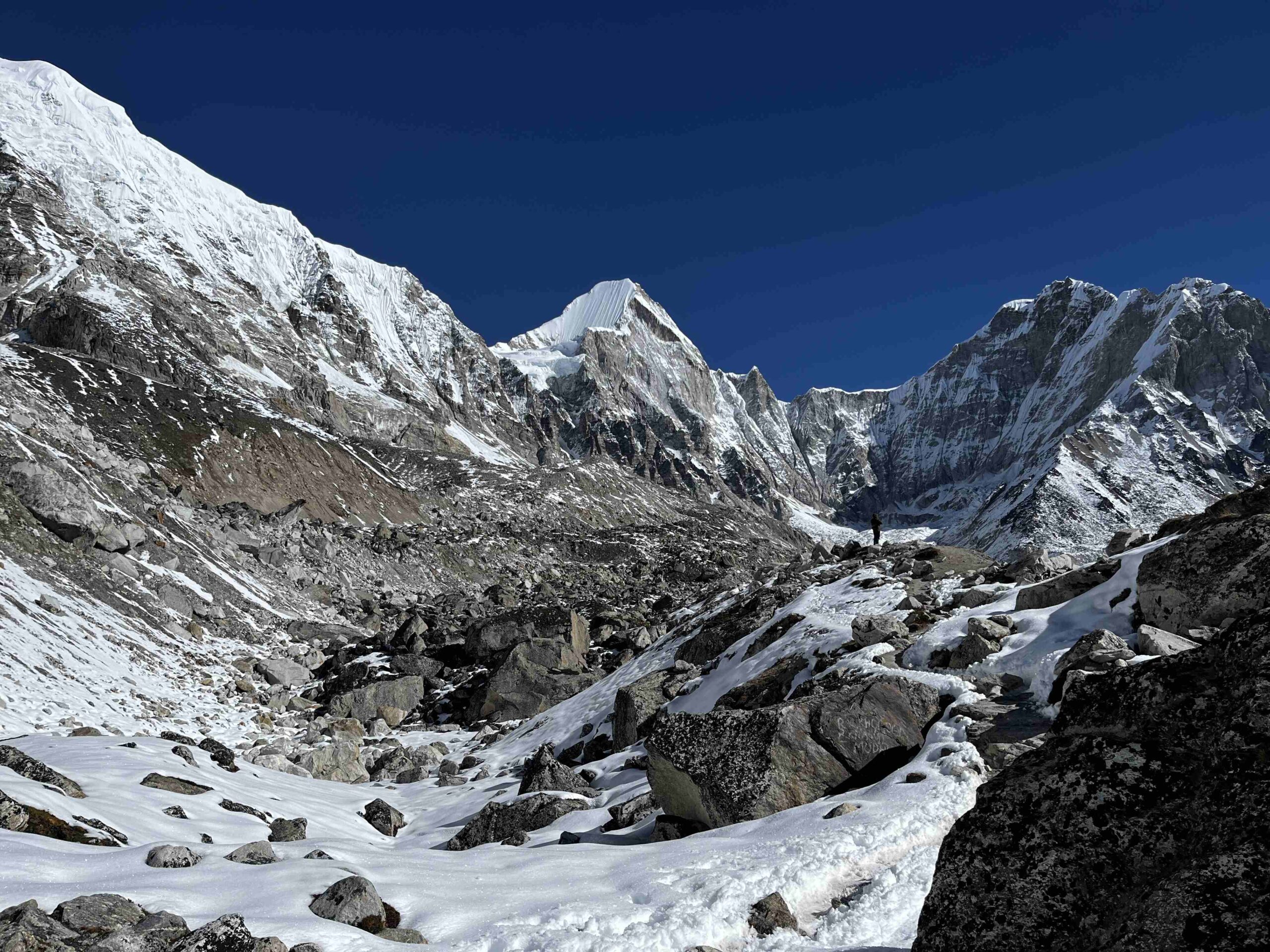 海拔五千米的景色，不是冰雪就是岩