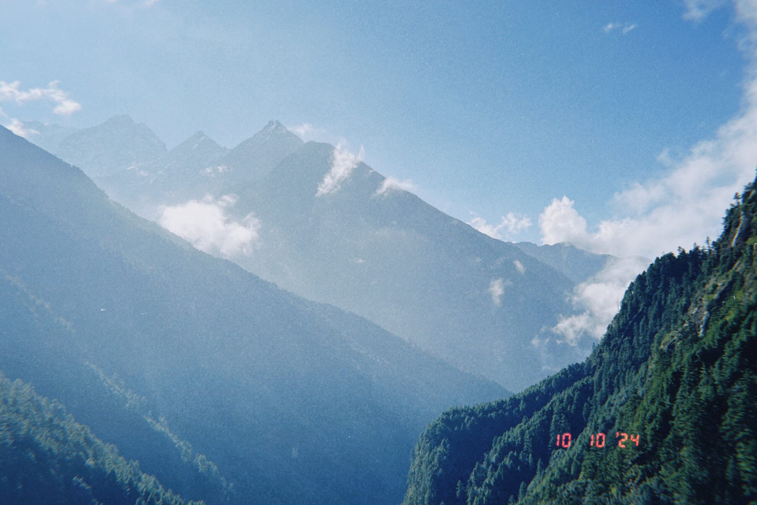 漂亮的層層疊疊的山