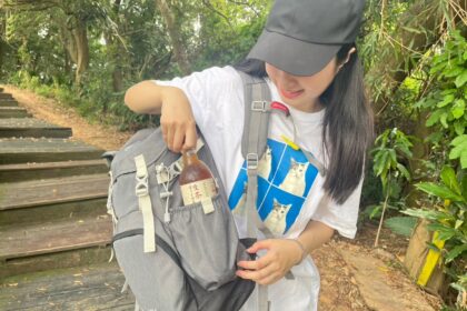 側邊可收納瓶罐，也可放登山杖