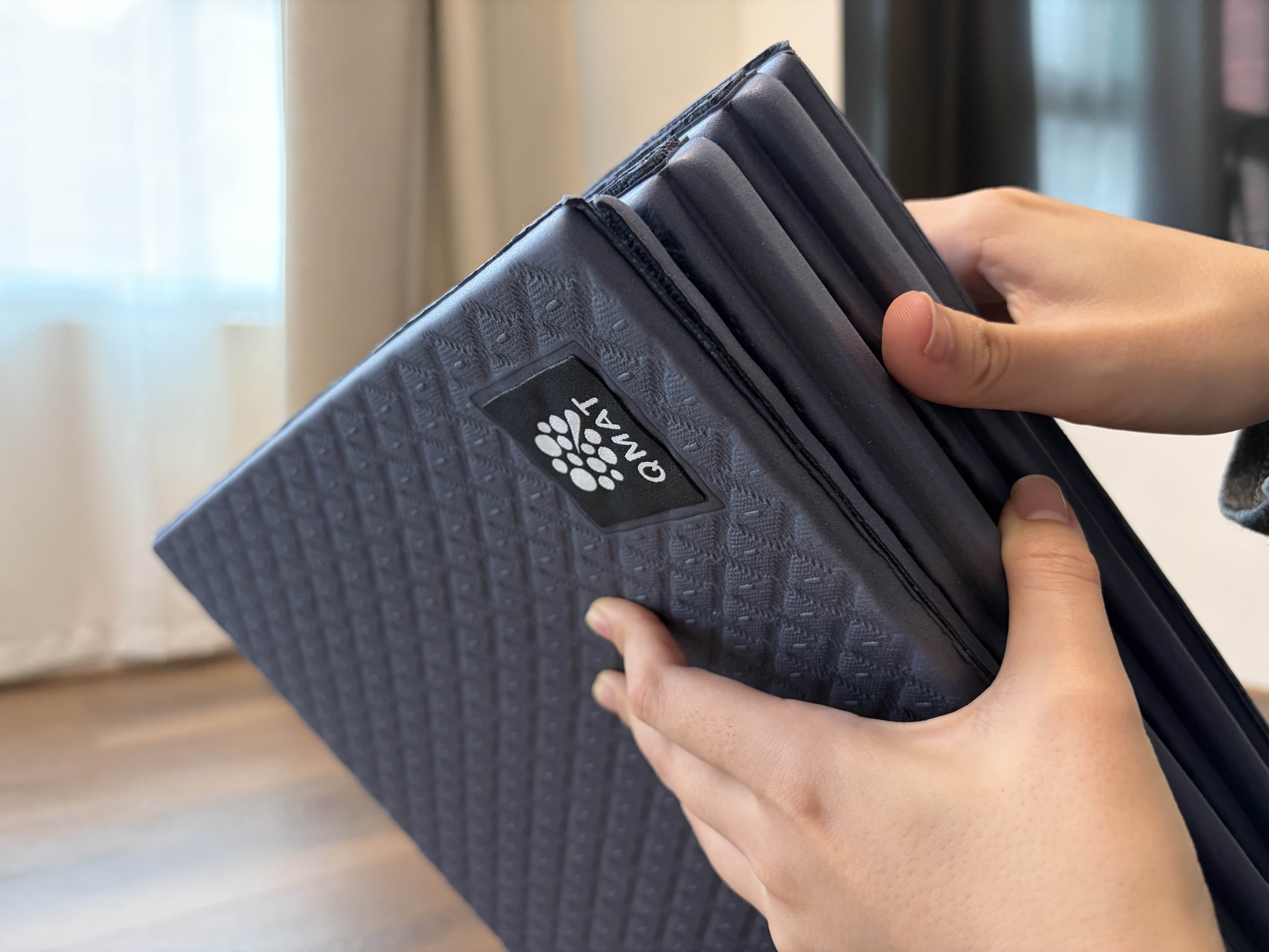 QMAT方折疊瑜珈墊6mm開箱|可折疊收納的多功能瑜珈墊,居家旅行都百搭! 3 QMAT方折疊瑜珈墊折疊起來厚度約8.5公分