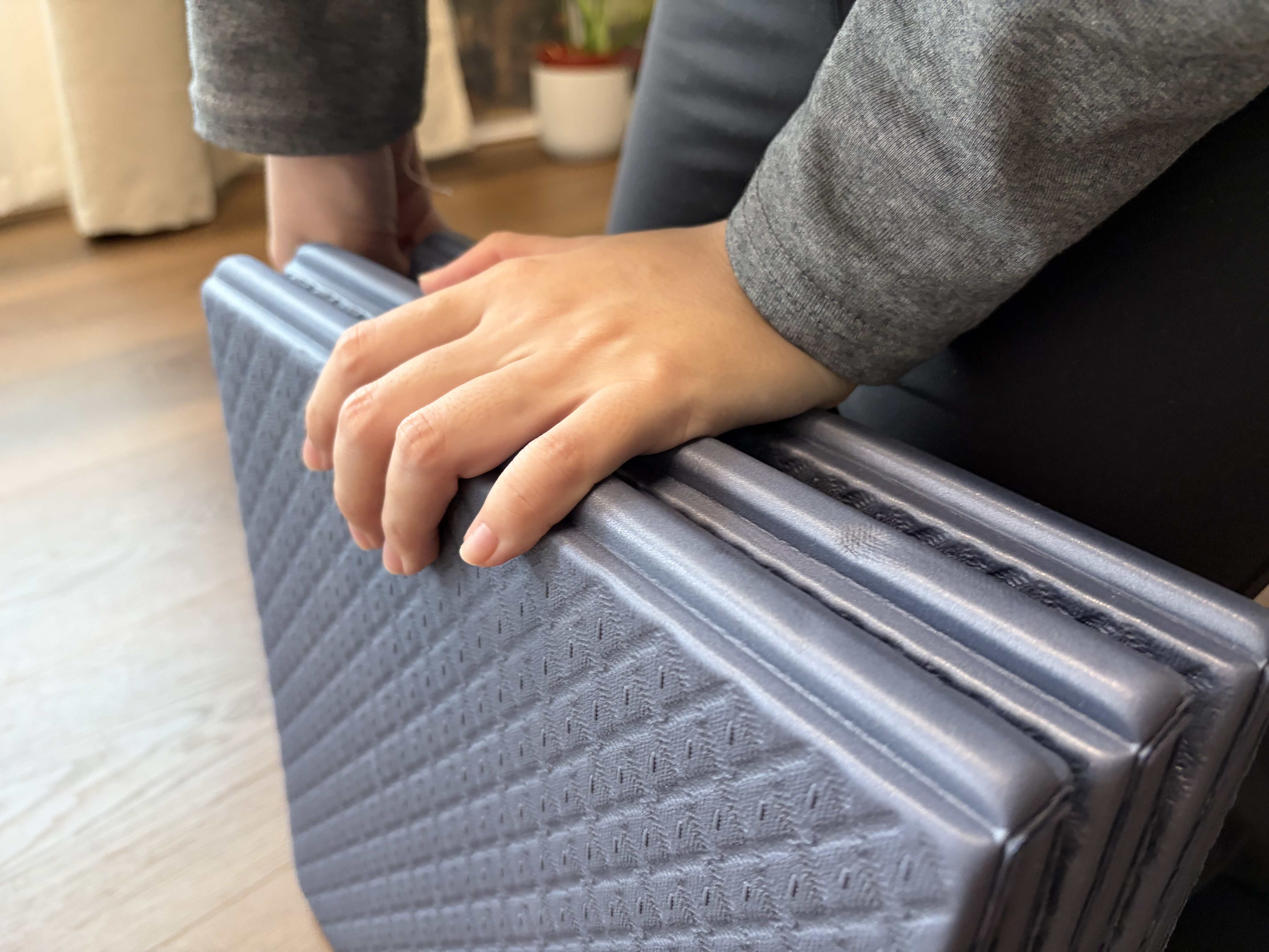 QMAT方折疊瑜珈墊6mm開箱|可折疊收納的多功能瑜珈墊,居家旅行都百搭! 4 折疊起來的瑜珈墊,女生單手就能輕易拿取