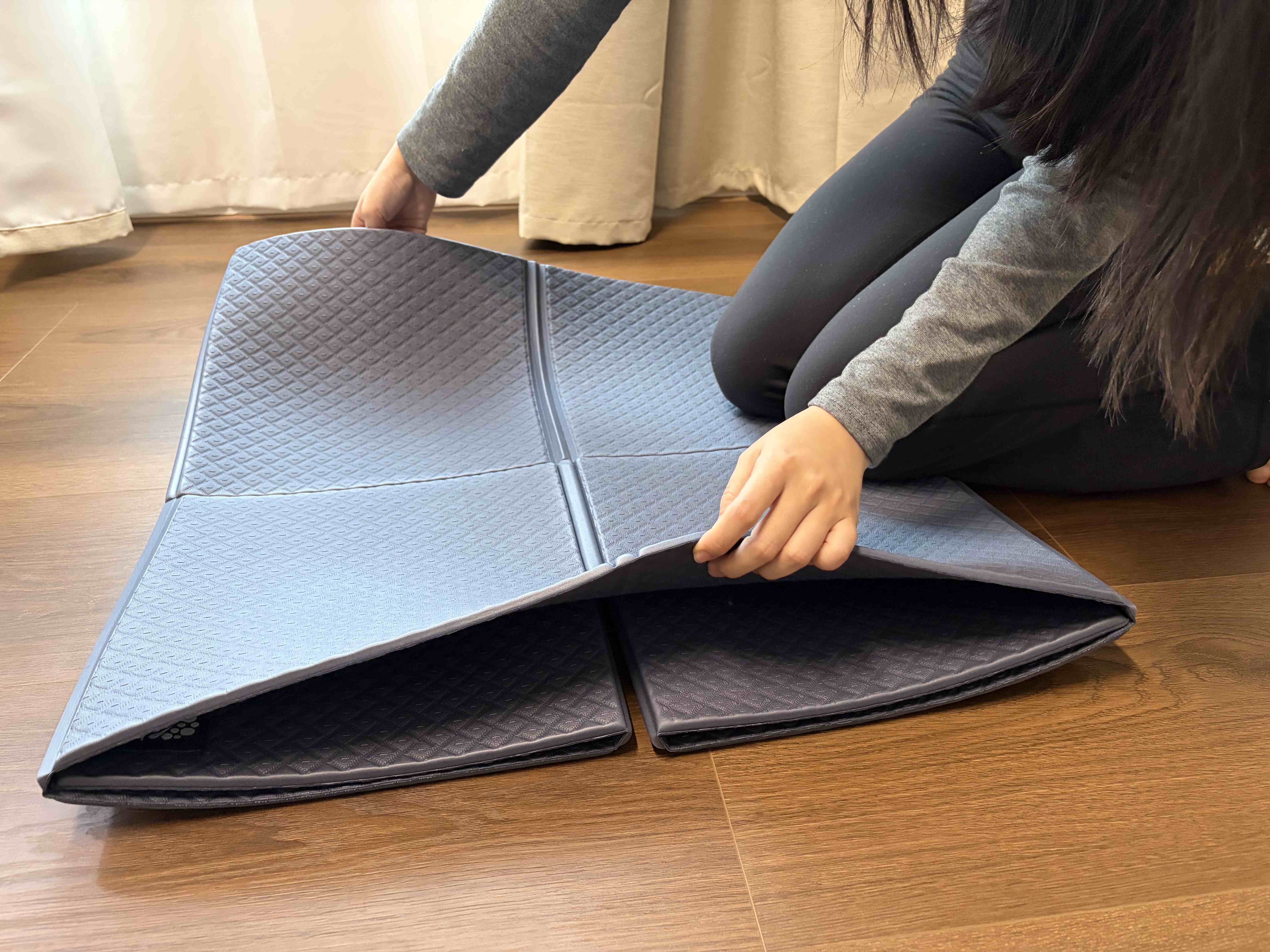 QMAT方折疊瑜珈墊6mm開箱|可折疊收納的多功能瑜珈墊,居家旅行都百搭! 11 三折呈現是四塊拼成一塊的大正方形
